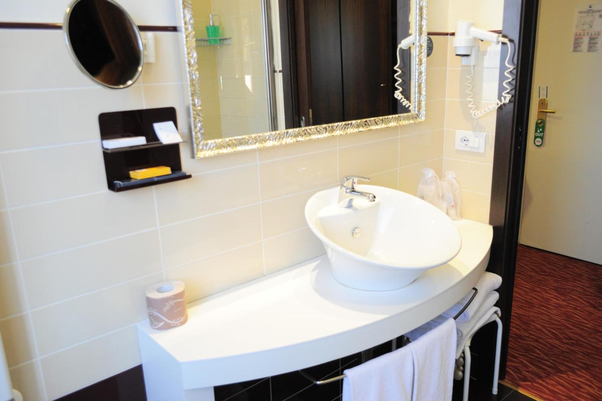 Comfort Double or Twin Room thumbnail 5