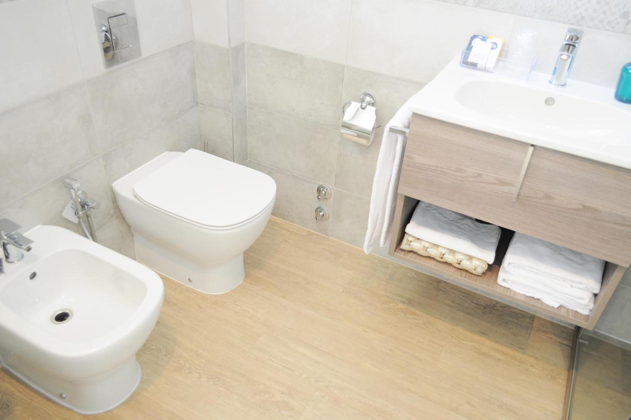 Triple Room thumbnail 6