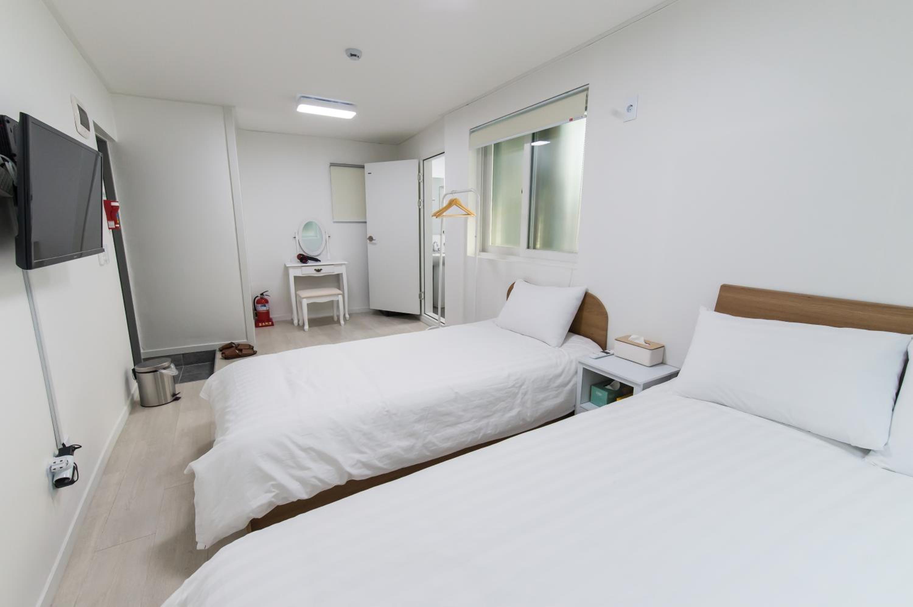 Twin Room - Photo 8