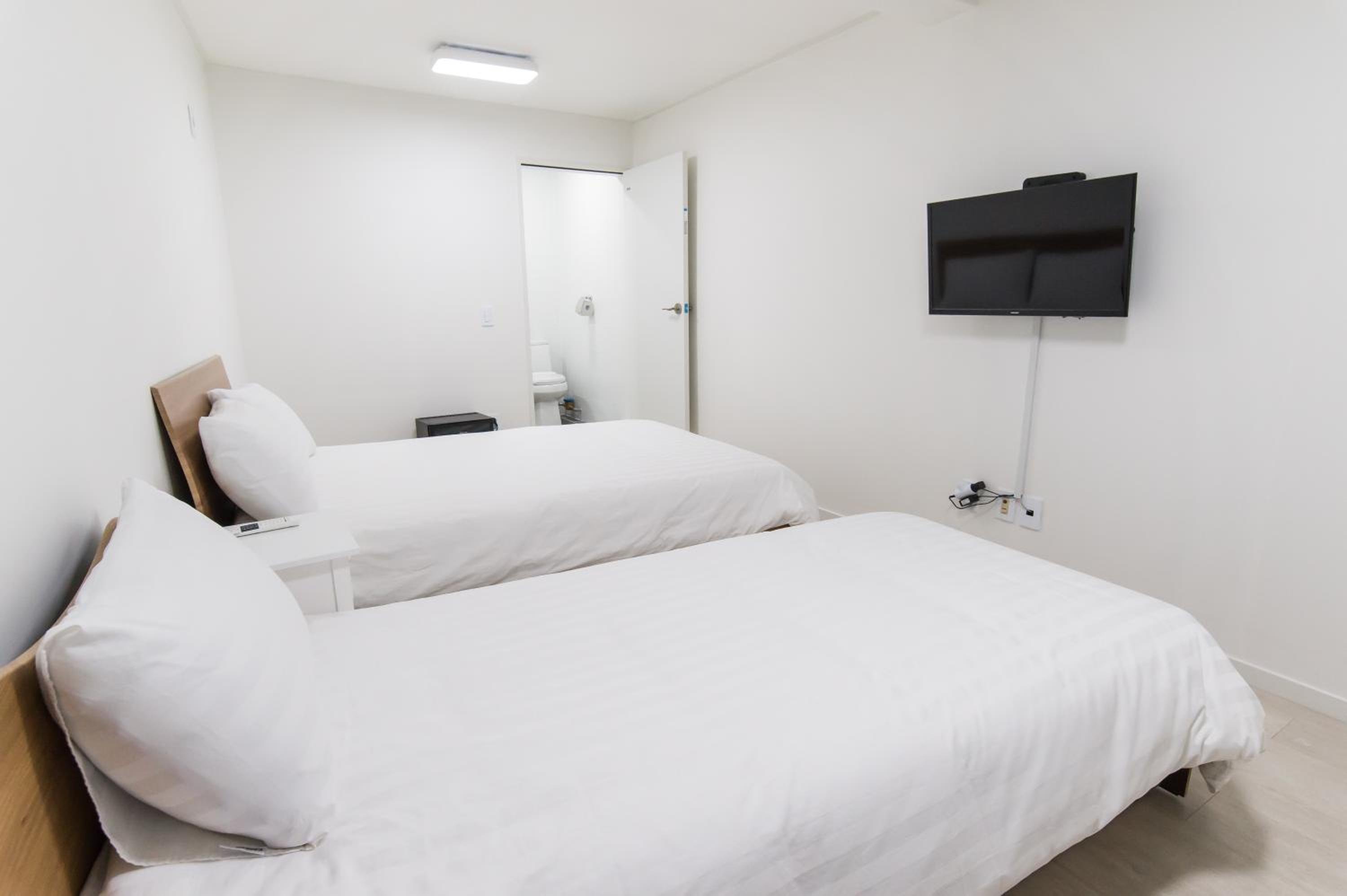 Twin Room - Photo 10