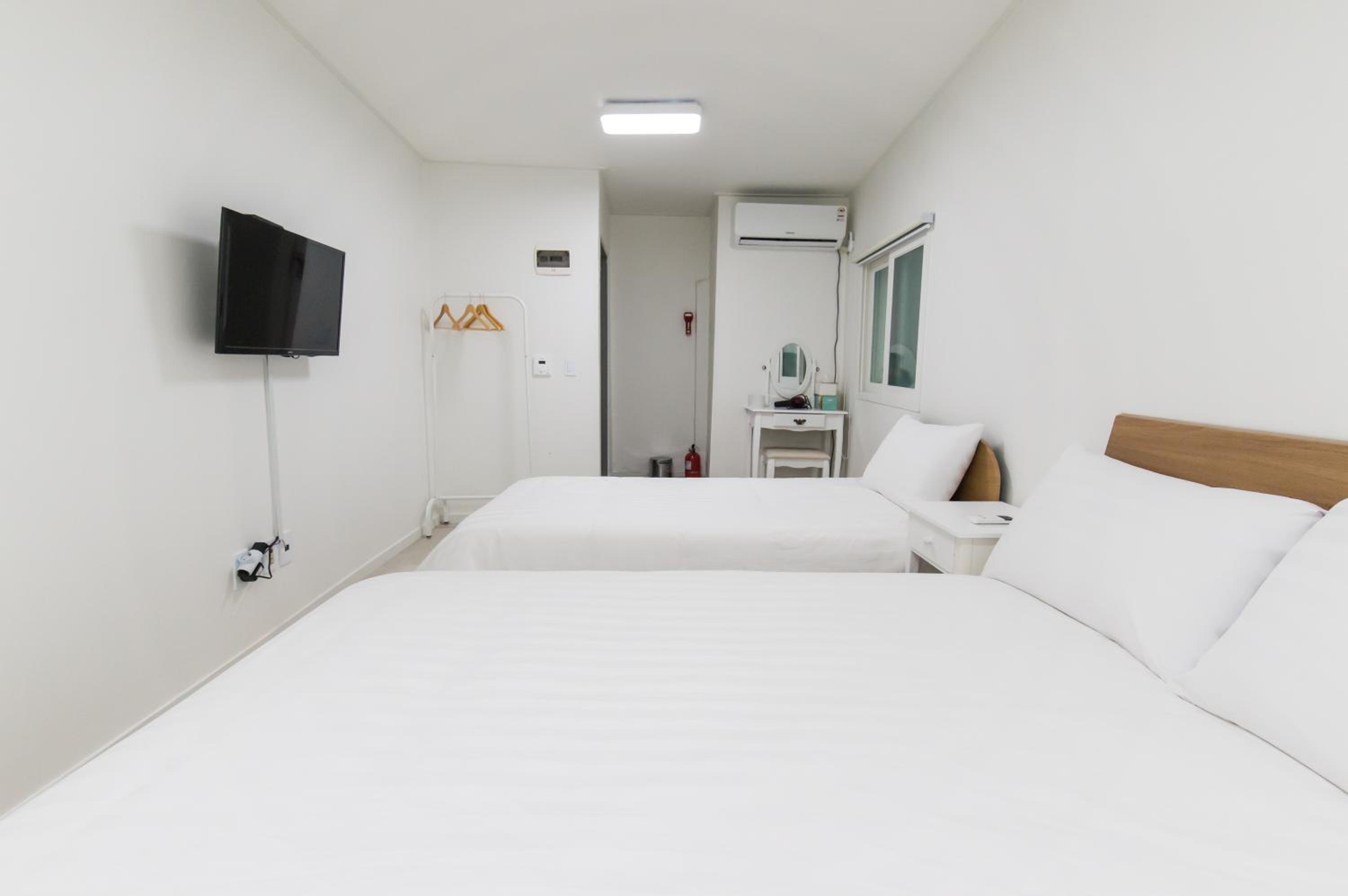 Twin Room - Photo 2