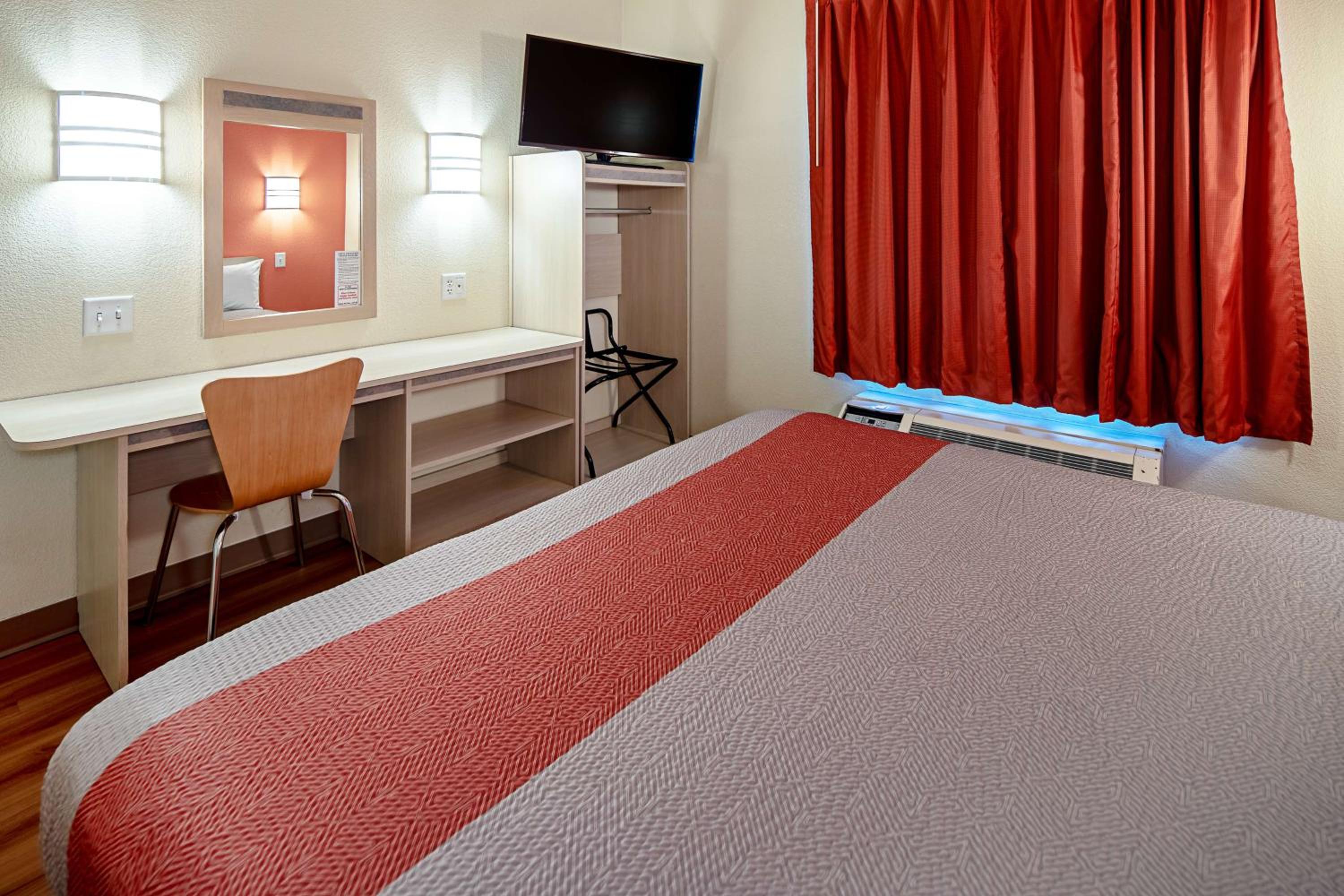 King Room - Non-Smoking photo 2