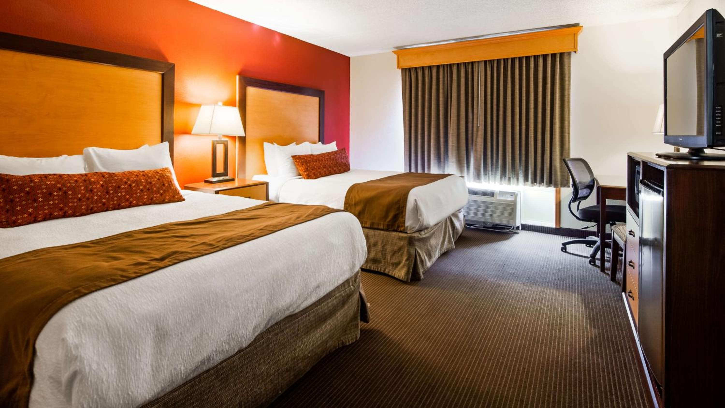 Queen Room with Two Queen Beds - Pet Friendly/Non-Smoking photo 1