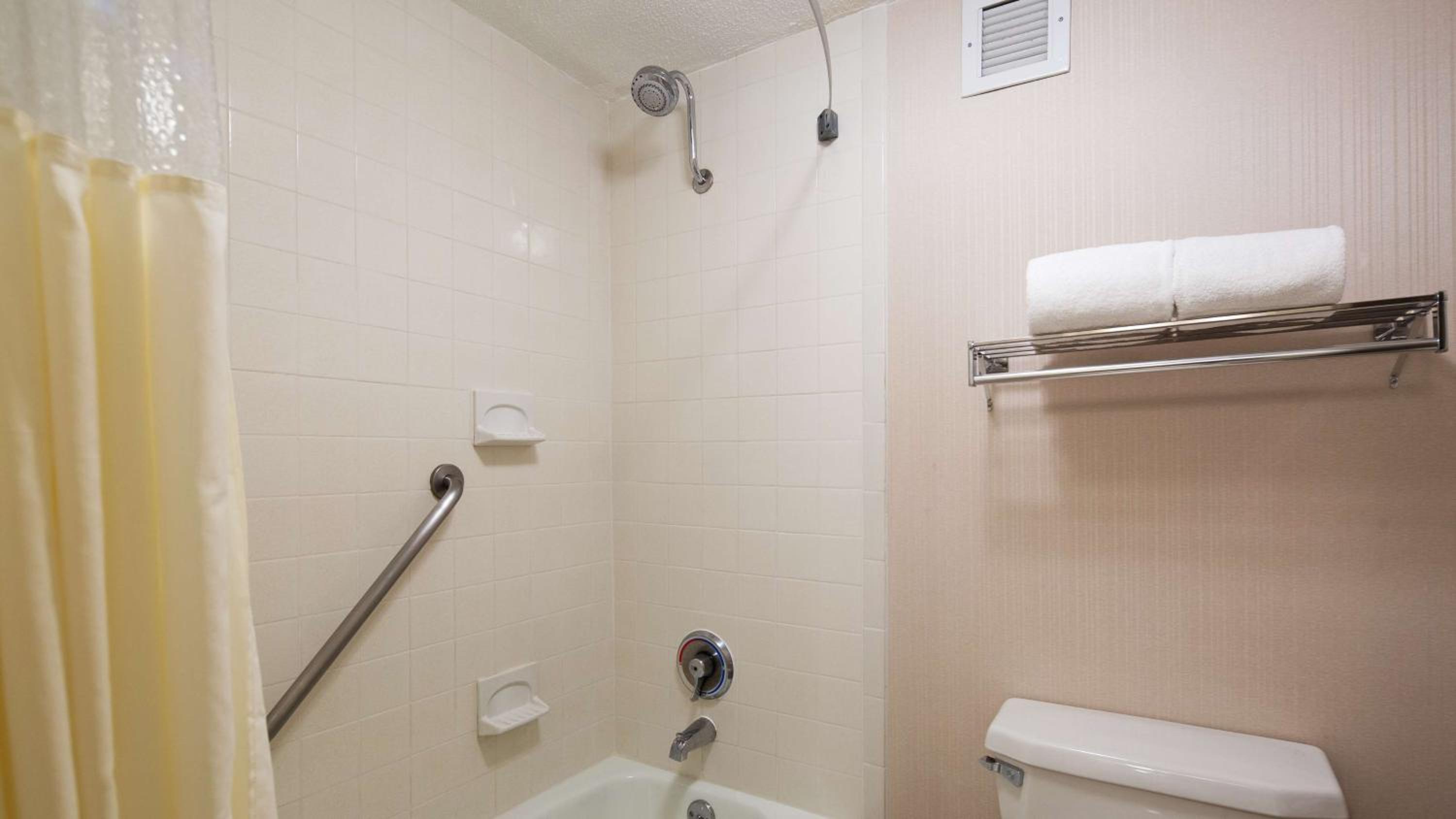 Queen Room - Mobility Accessible/Non-Smoking photo 3