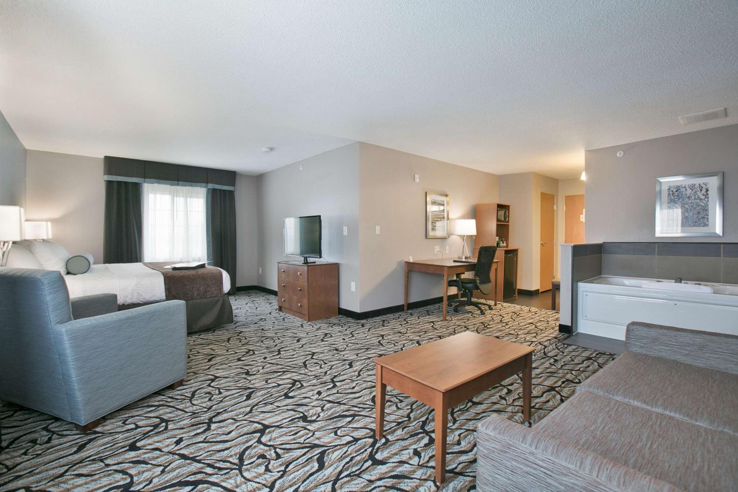King Suite with Sofa Bed and Whirlpool - Nonsmoking - Photo 8