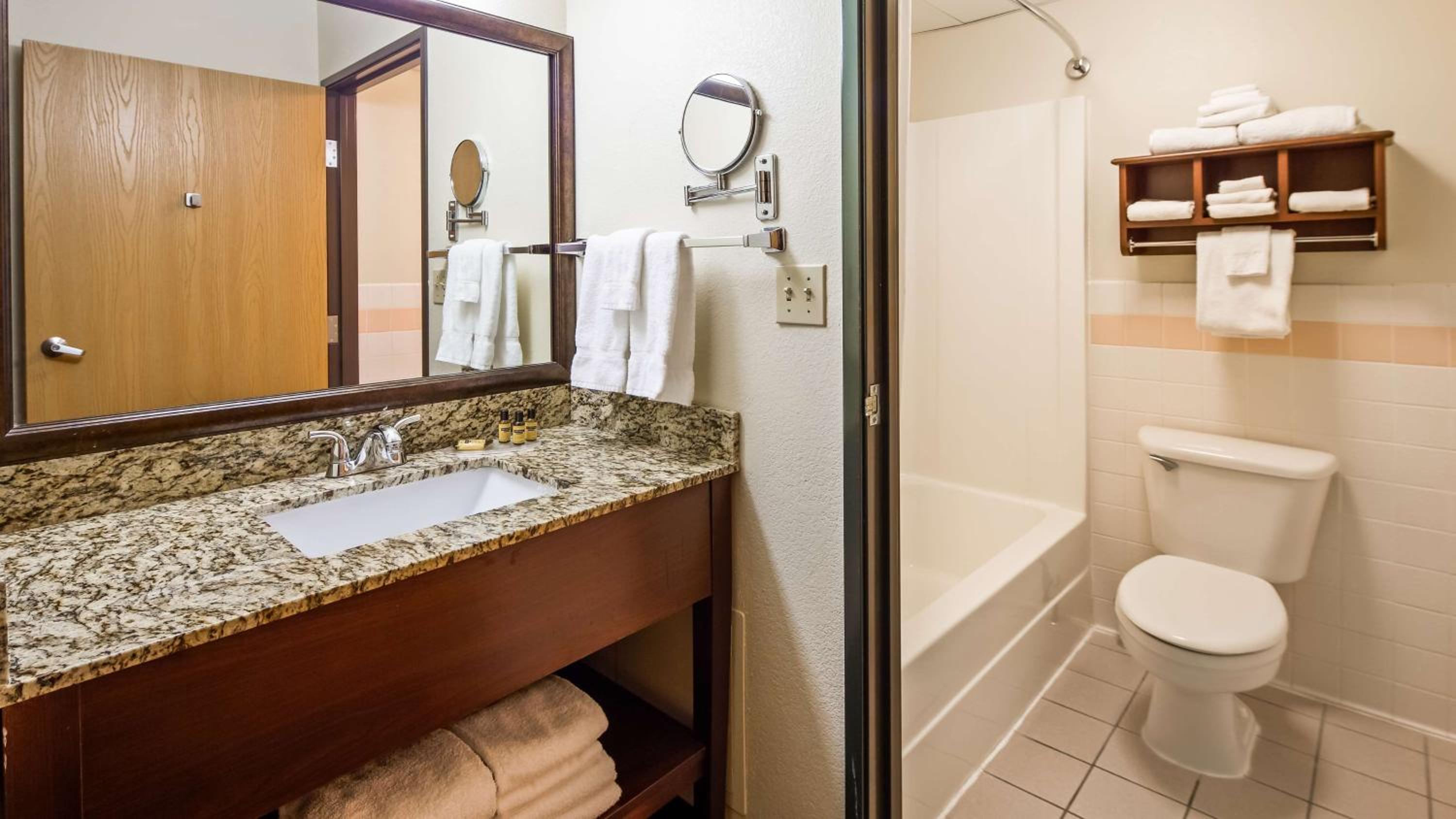 Queen Room with Two Queen Beds and Work Desk - Pet Friendly/Non-Smoking photo 2