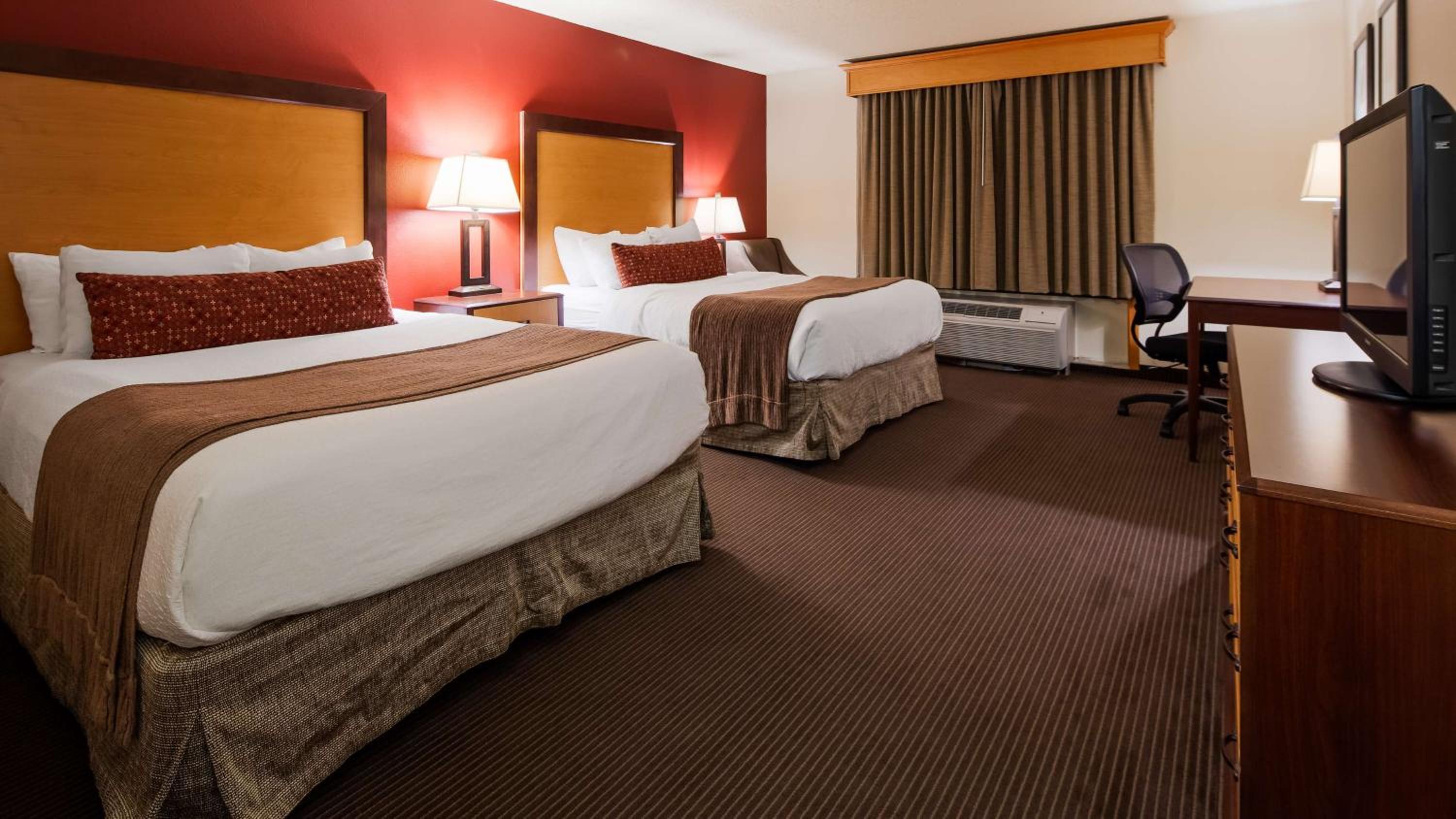 Queen Room with Two Queen Beds and Work Desk - Pet Friendly/Non-Smoking photo 1