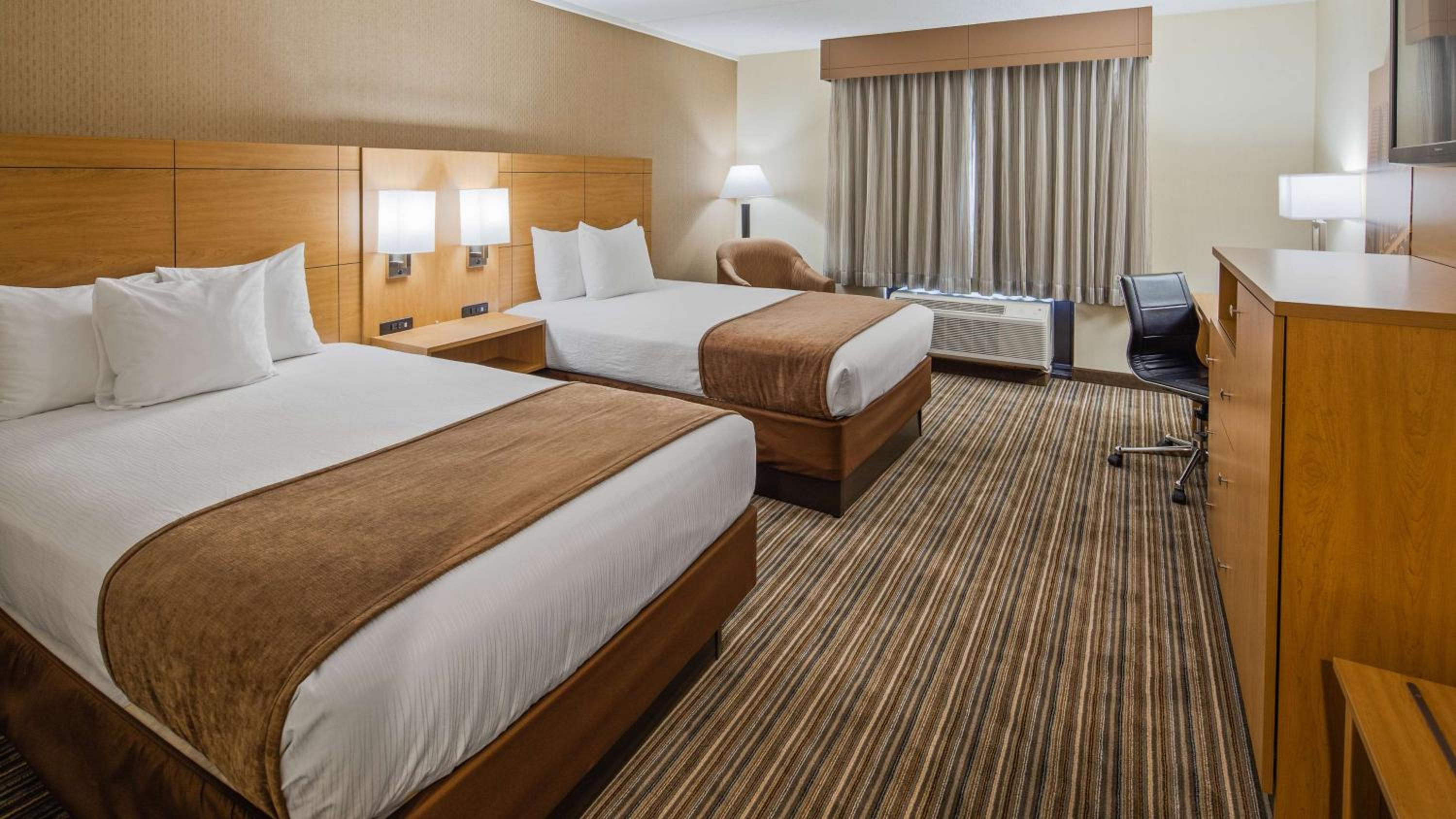 Deluxe Queen Room with Two Queen Beds - Non-Smoking - Photo 6