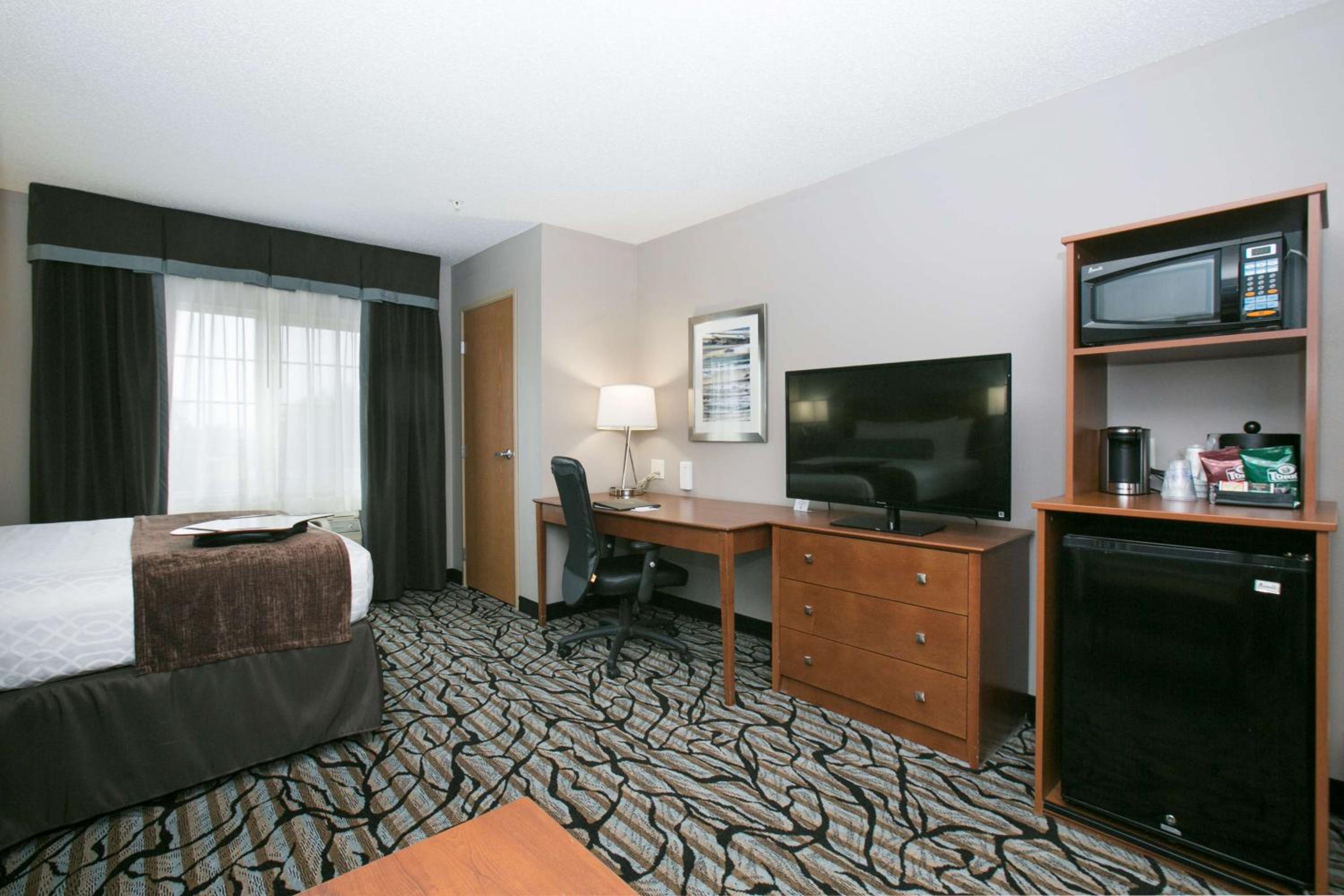 Queen Room with Sofa Bed - Photo 3