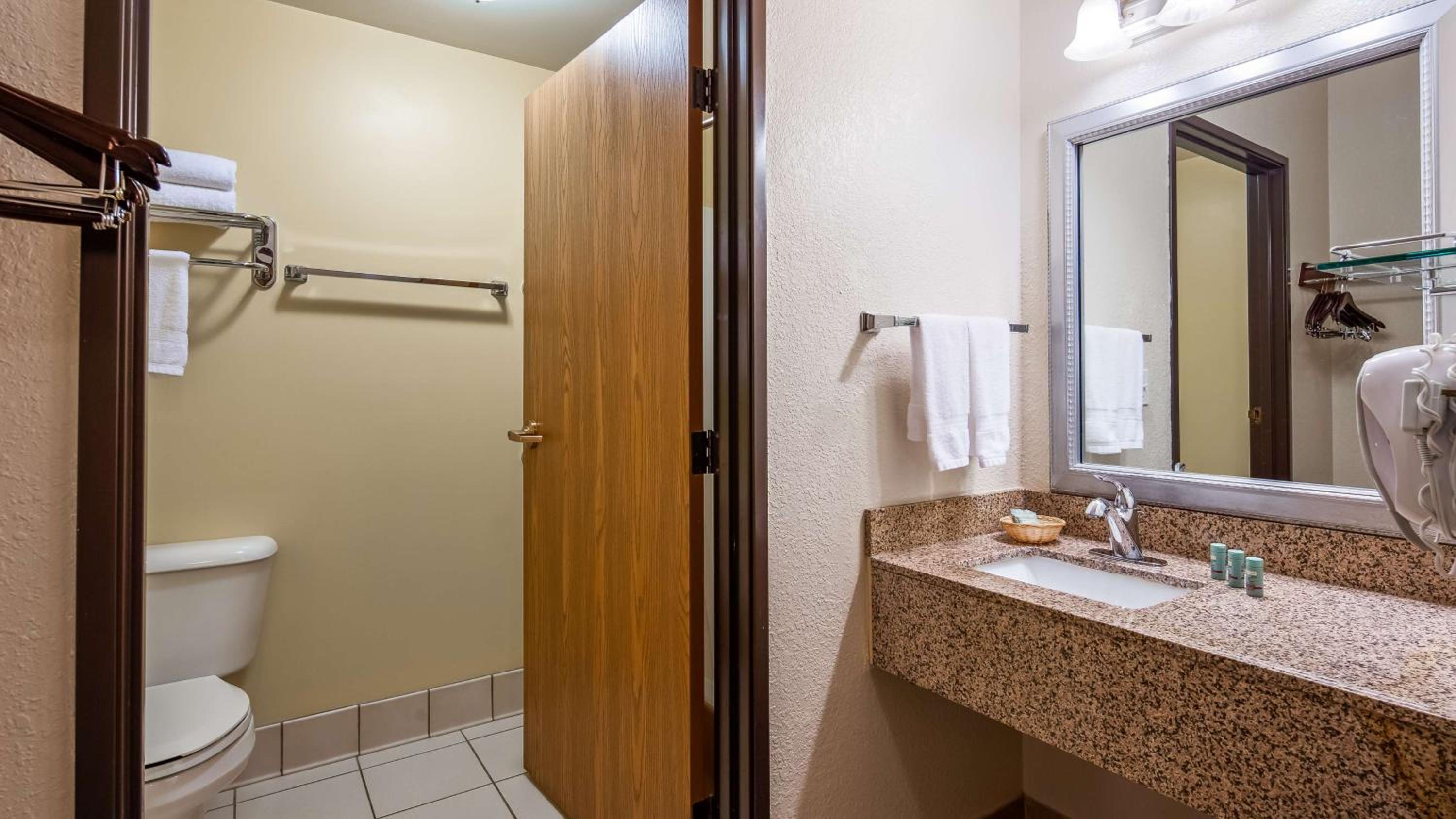 King Room - Non-Smoking - Photo 3