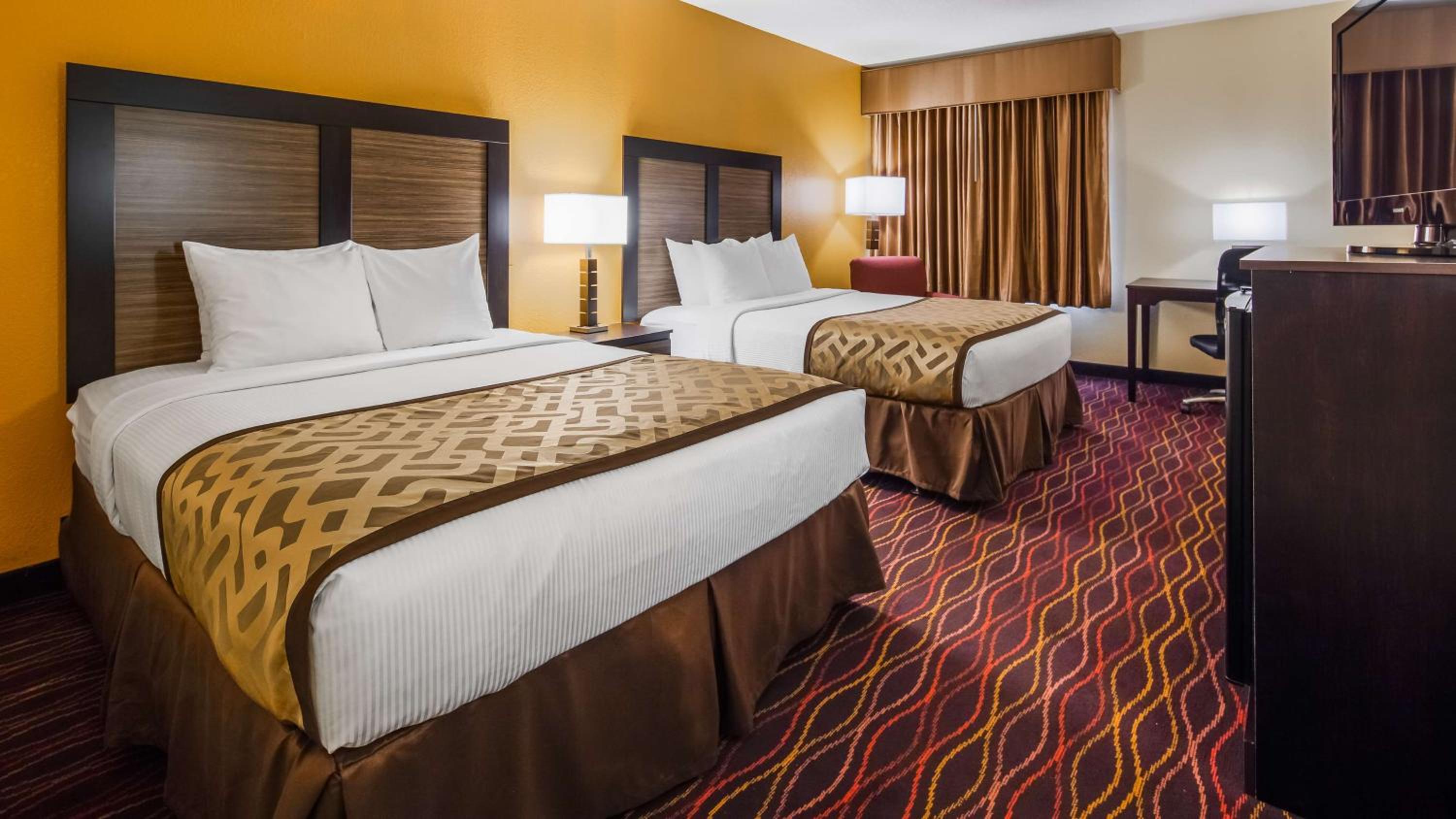 Large Queen Room with Two Queen Beds - Non-Smoking - Photo 5