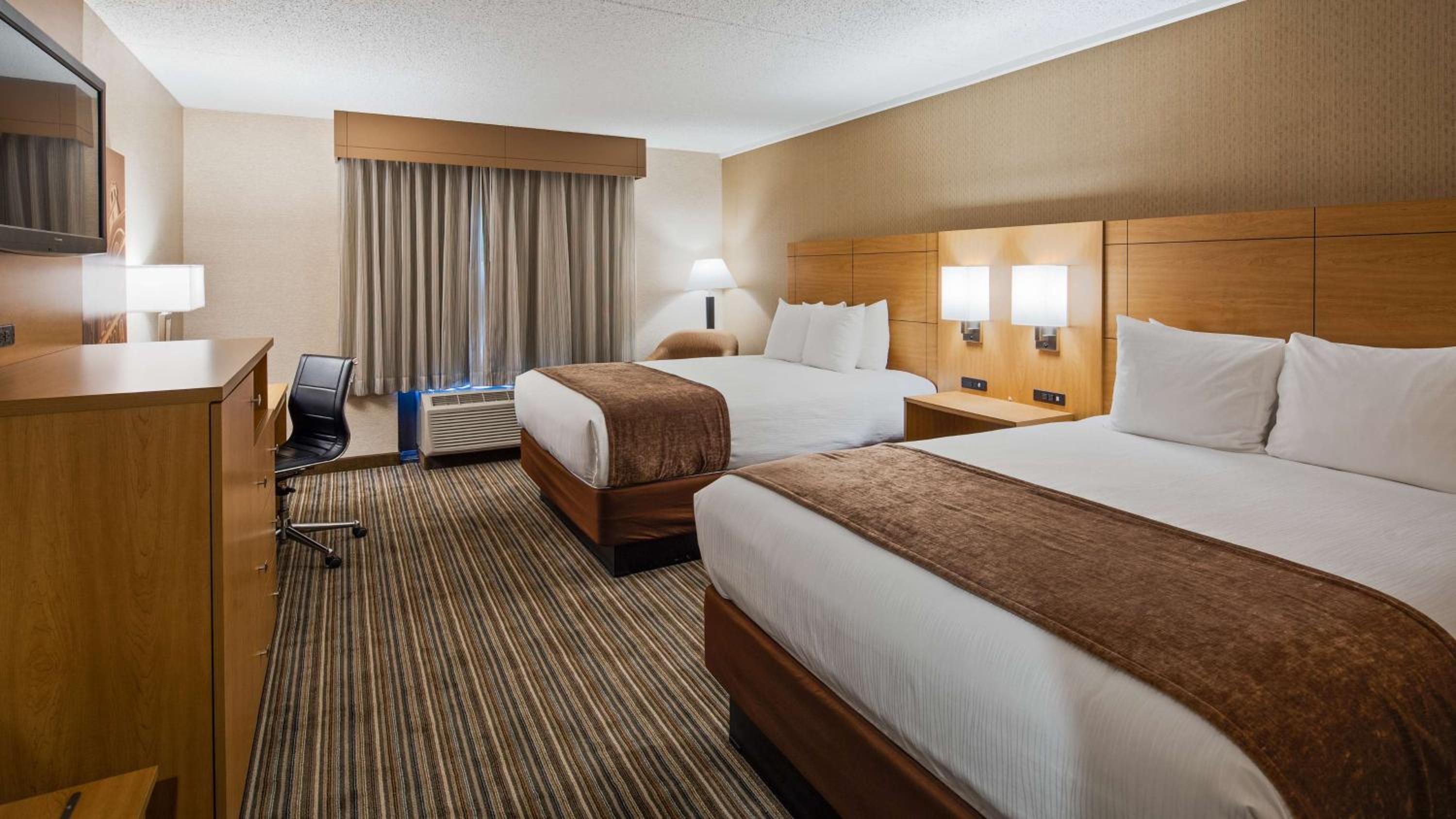 Deluxe Queen Room with Two Queen Beds - Non-Smoking - Photo 5