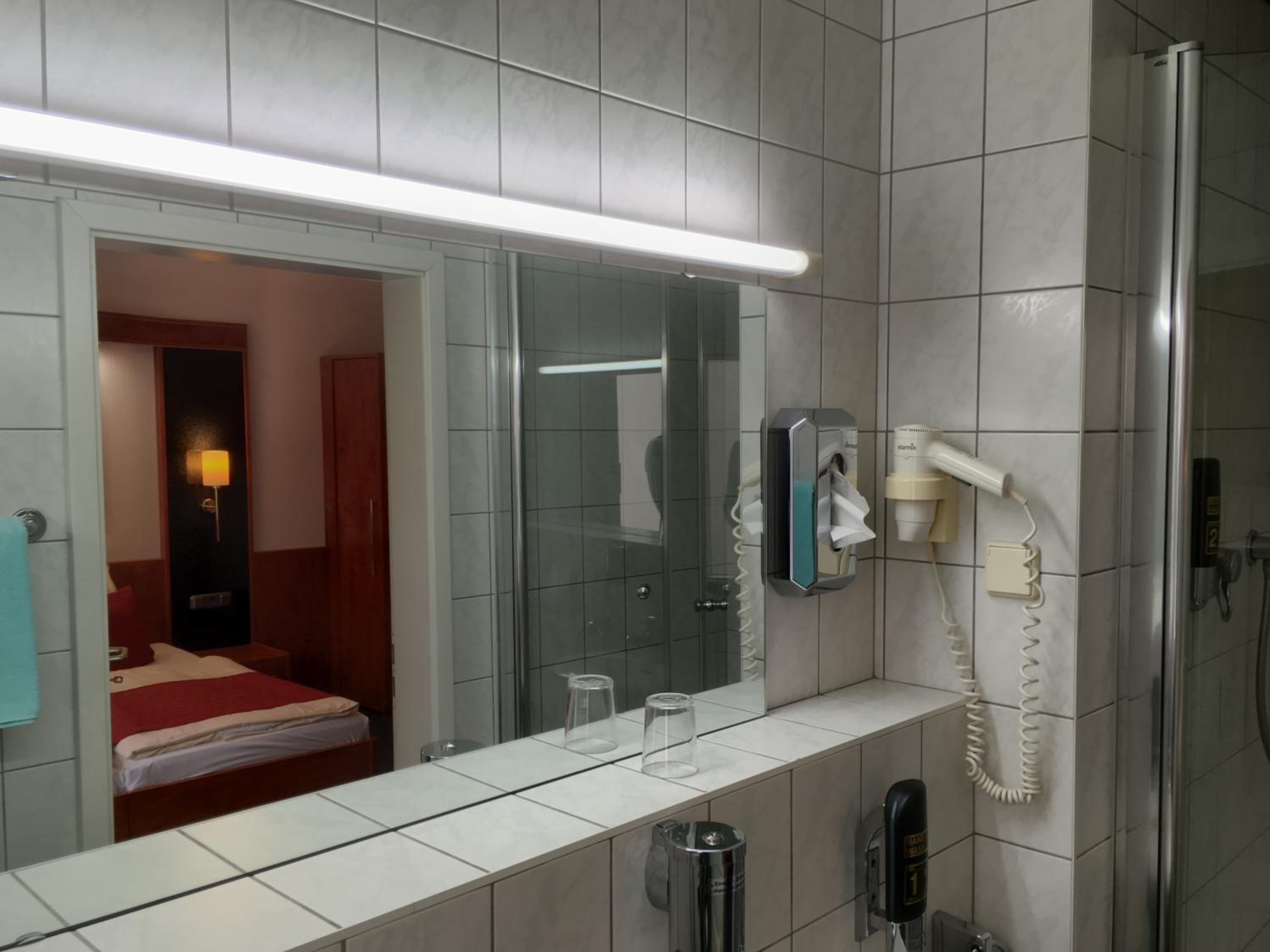 Standard Double or Twin Room - Photo 7