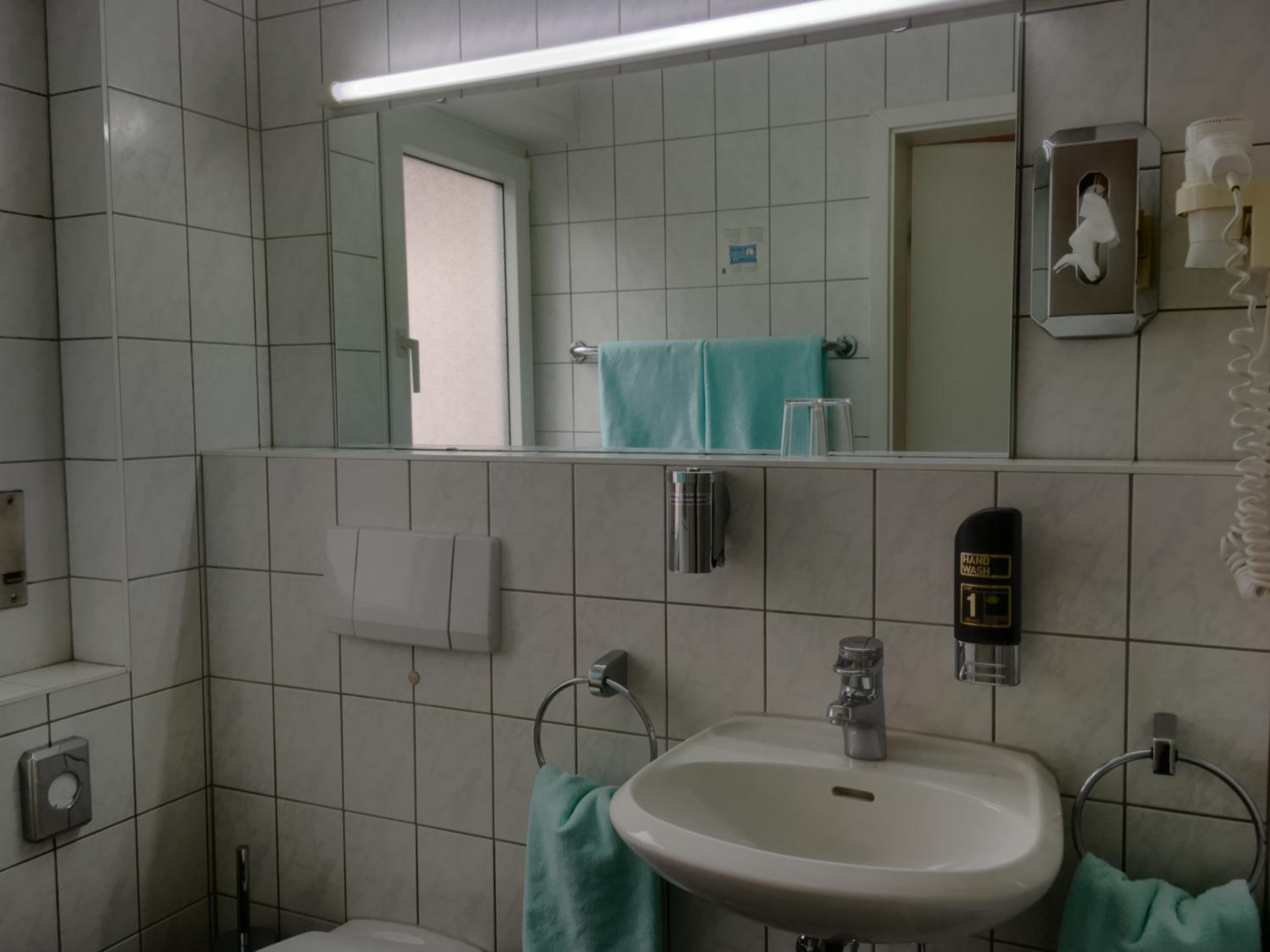 Standard Double or Twin Room - Photo 8