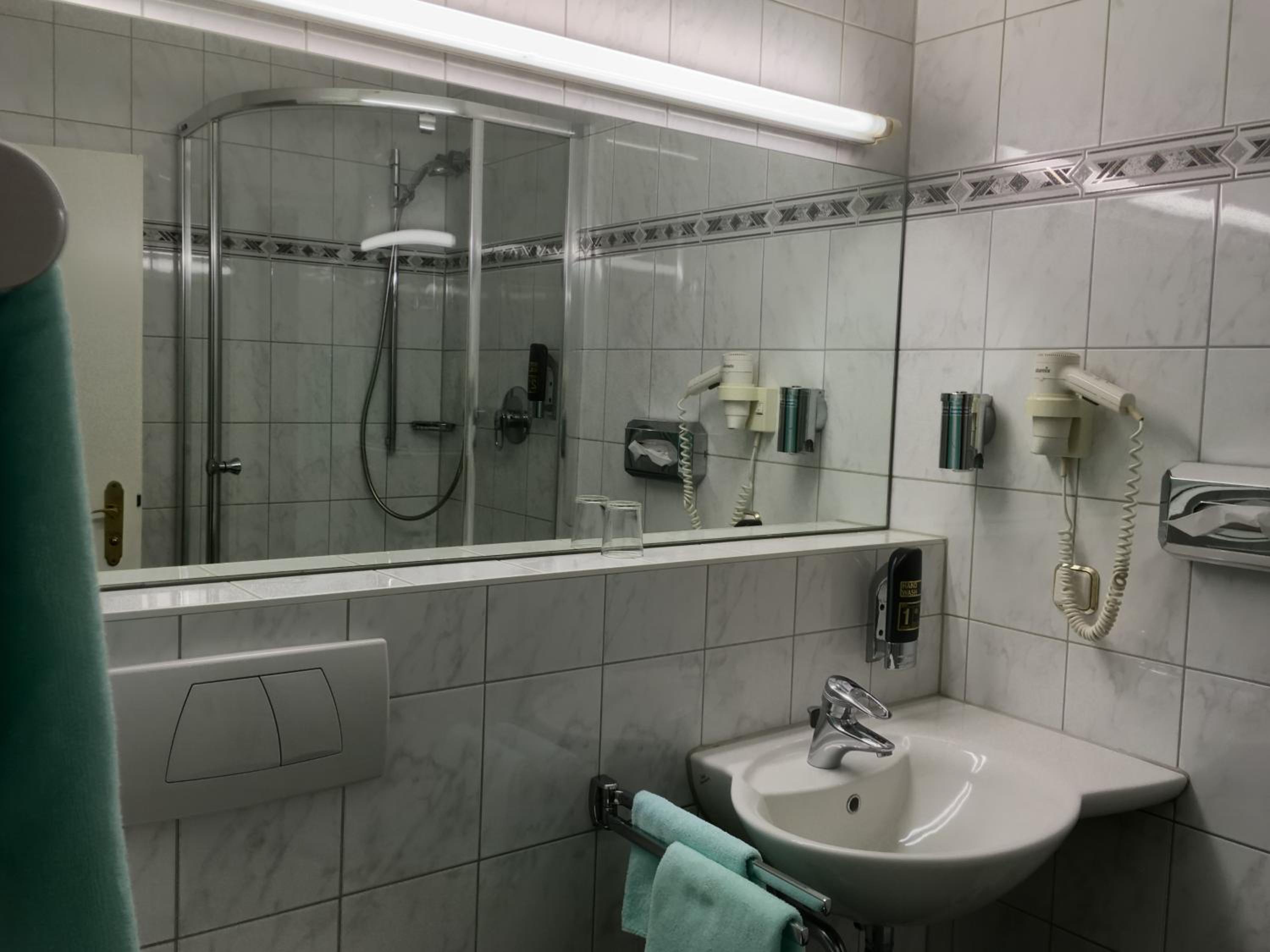 Standard Double or Twin Room - Photo 12