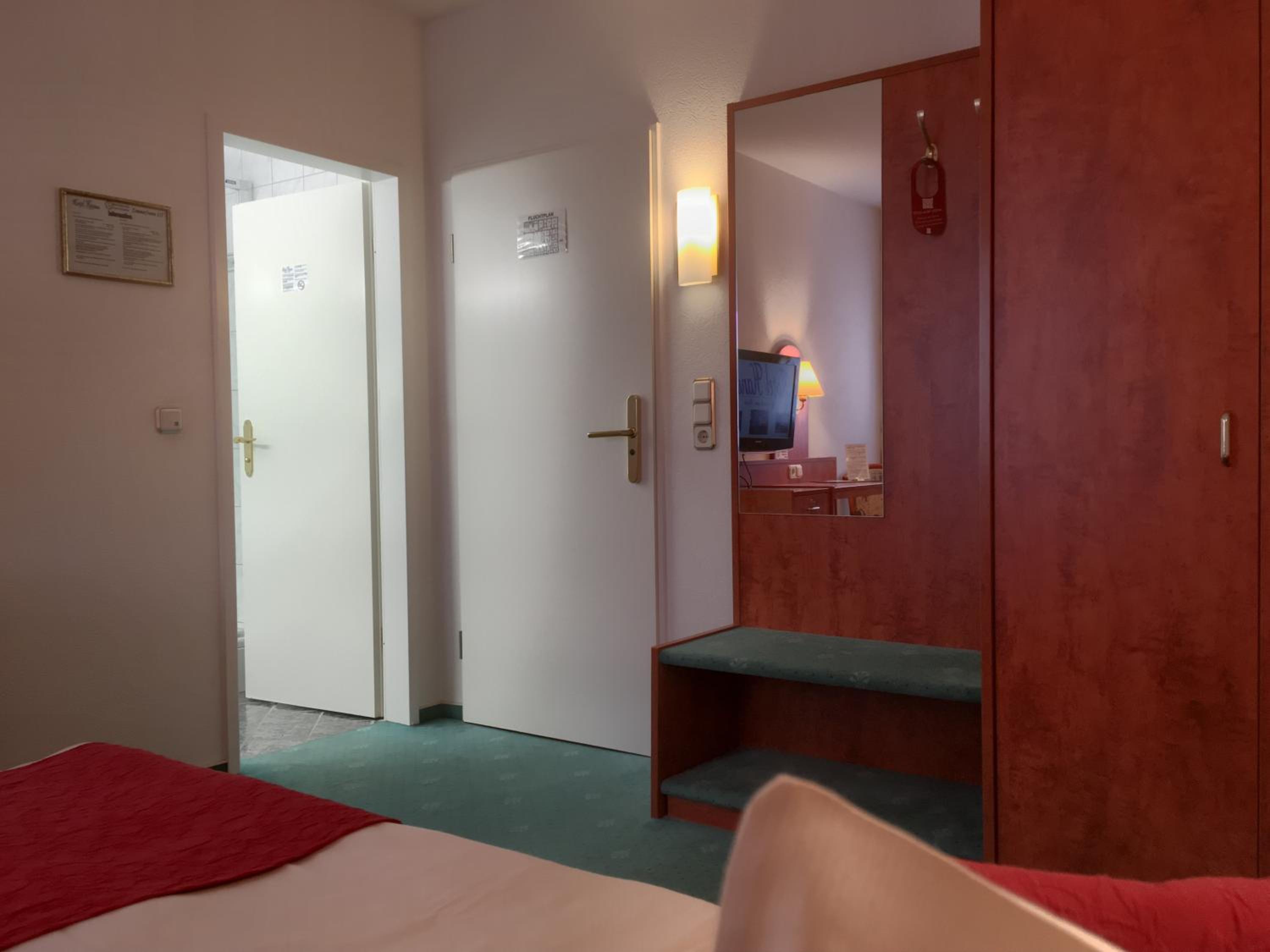 Standard Double or Twin Room - Photo 11