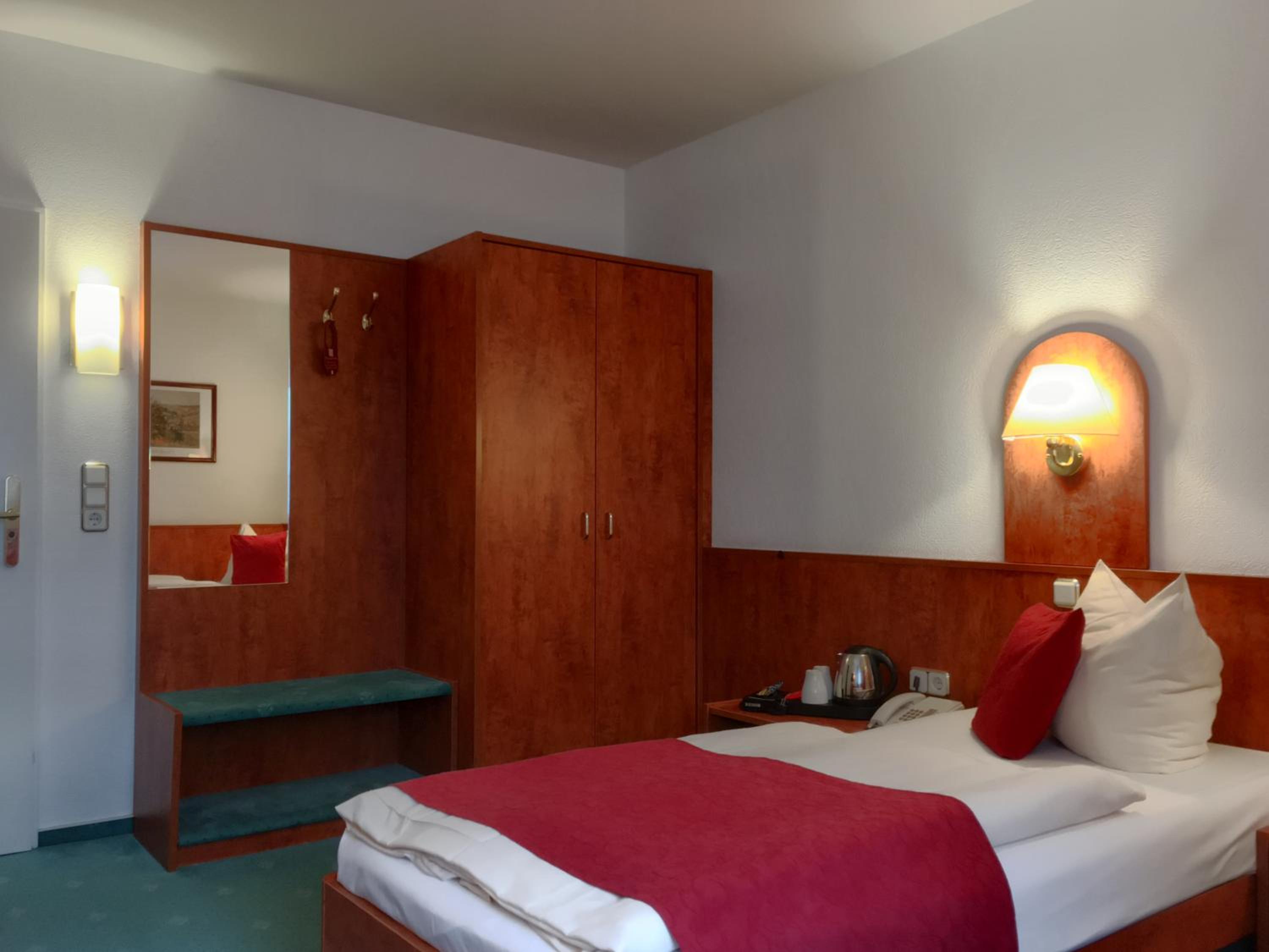 Standard Double or Twin Room - Photo 10