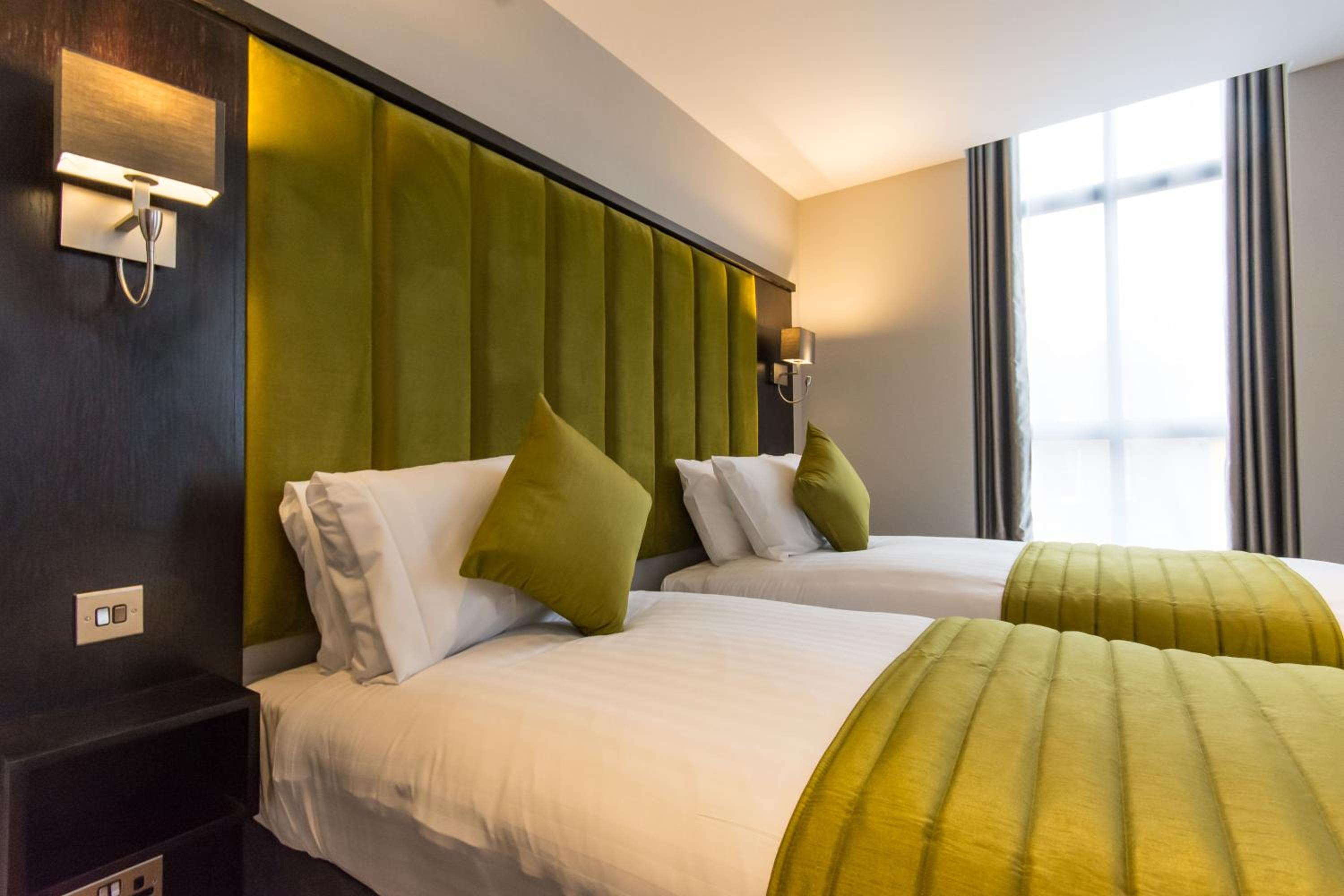 Superior Twin Room with City View - Photo 7