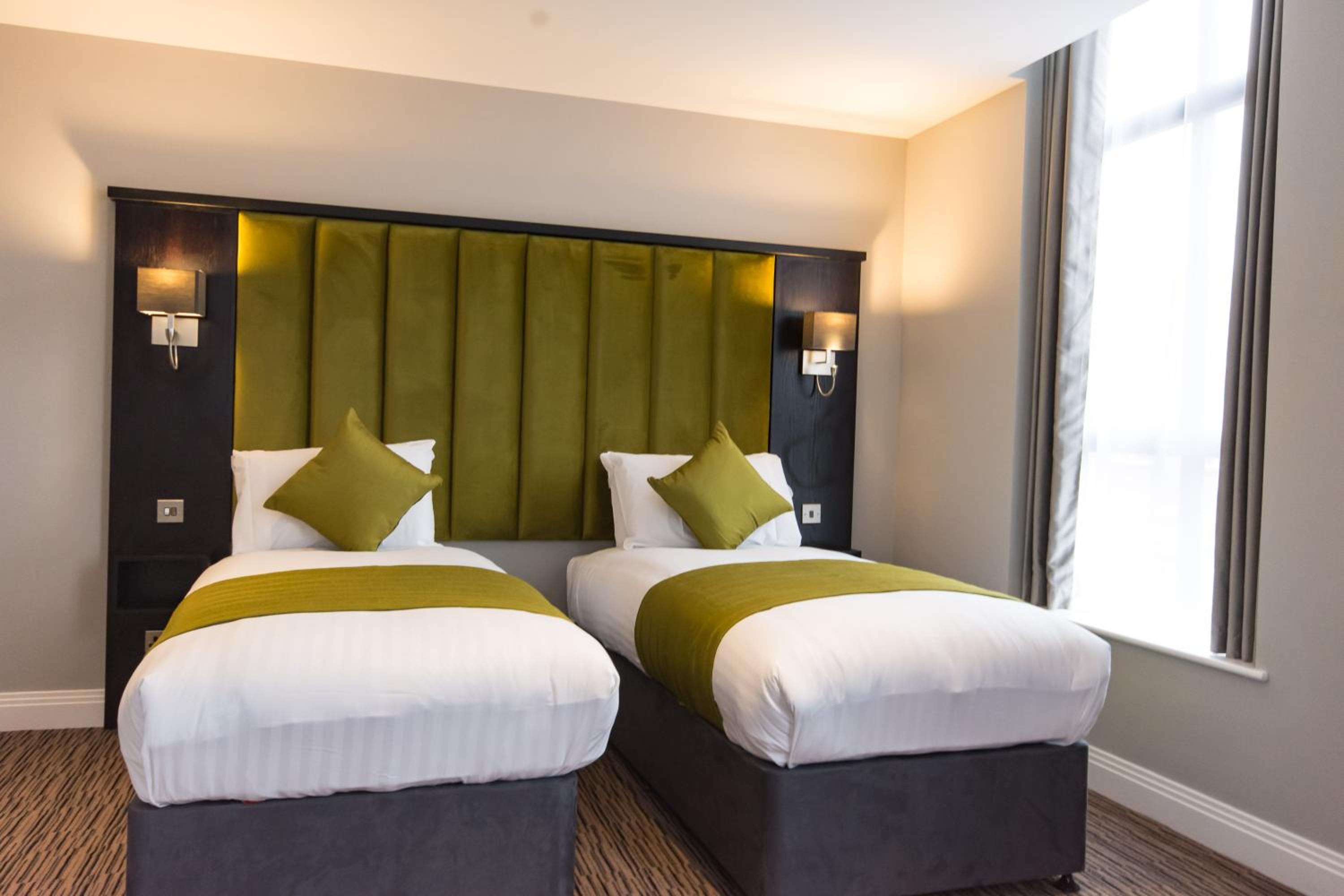 Superior Twin Room with City View - Photo 3