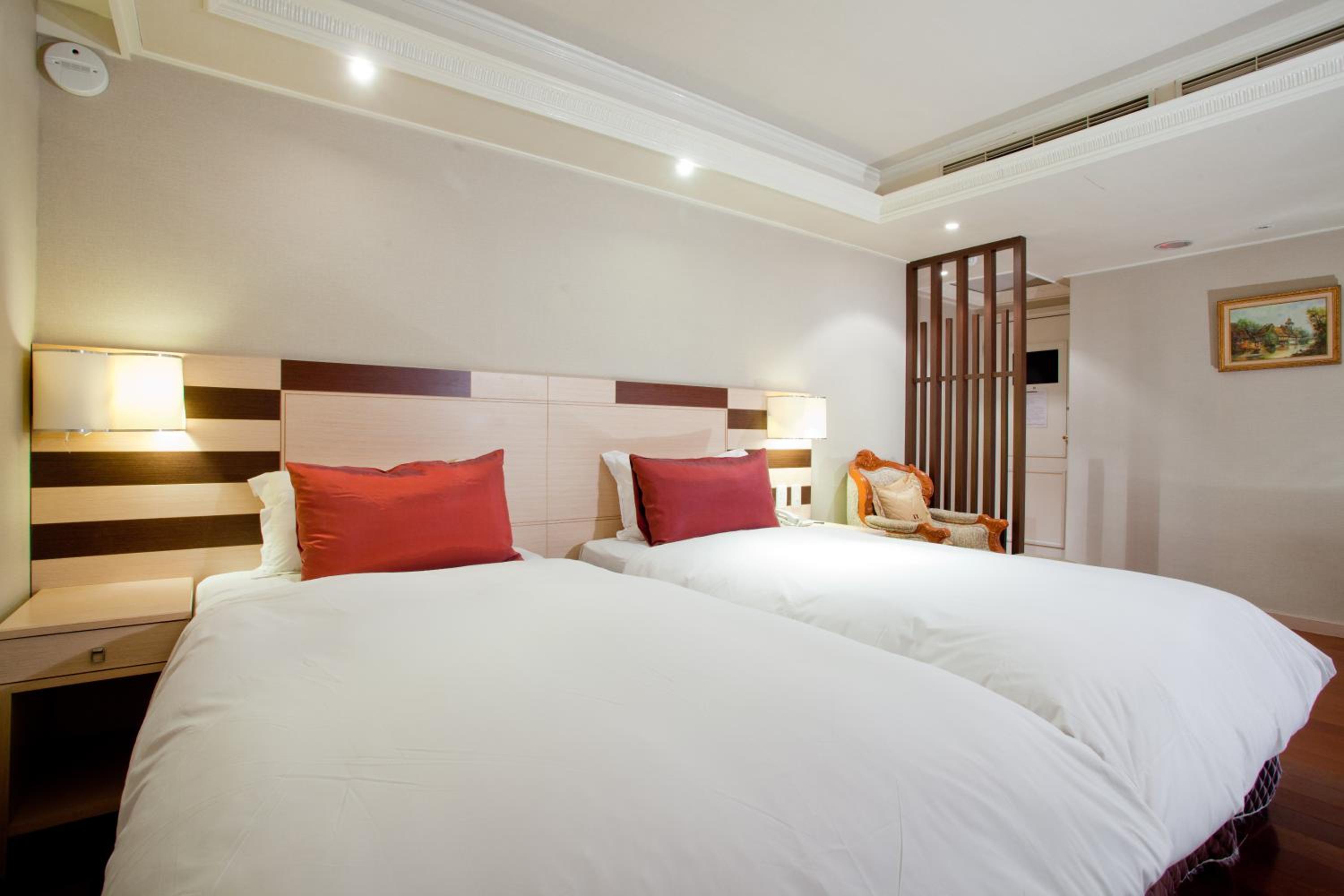 Twin Room (Room Selected At Check-In) photo 3