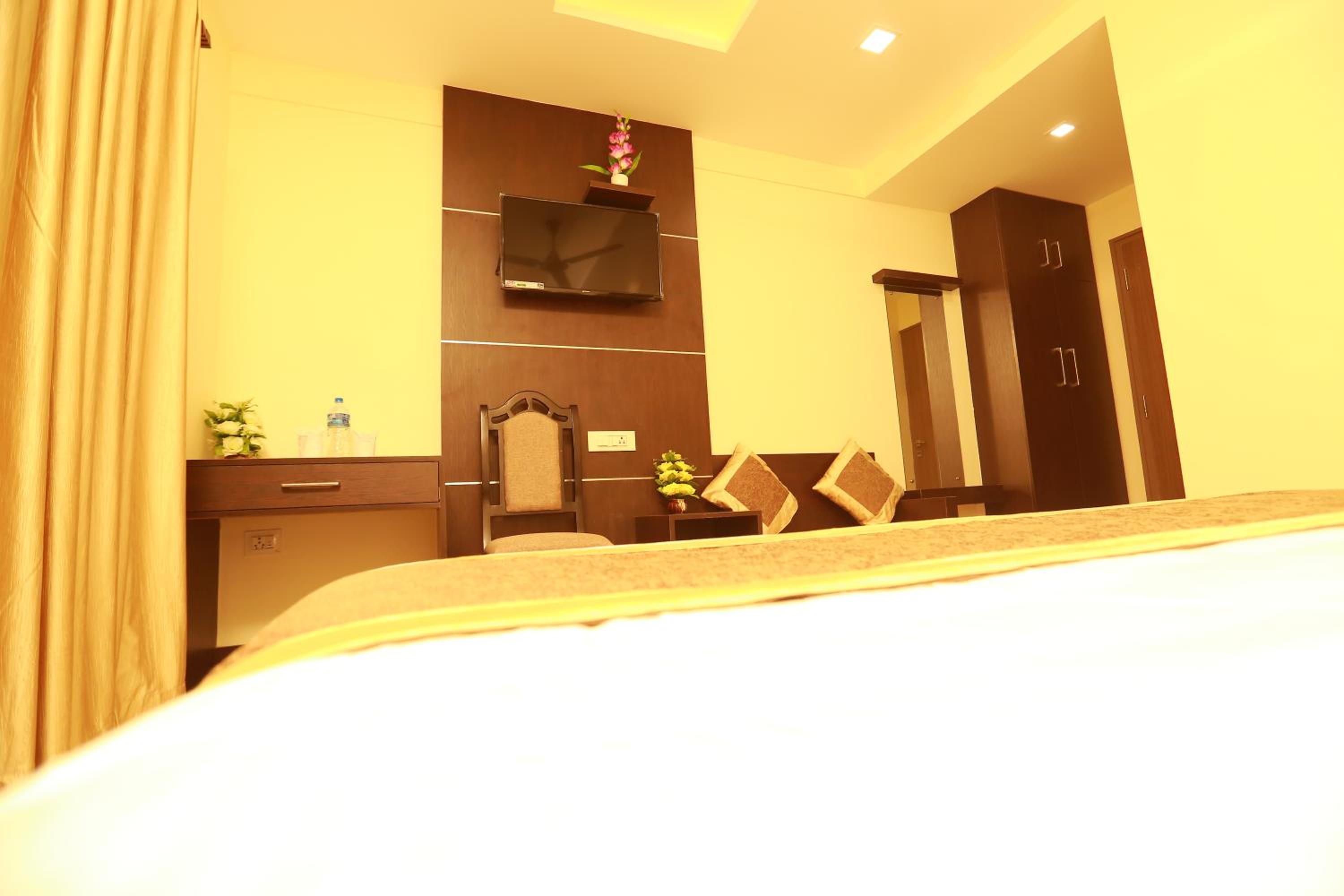 Deluxe Double Room (2 Adults + 1 Child) - Photo 3