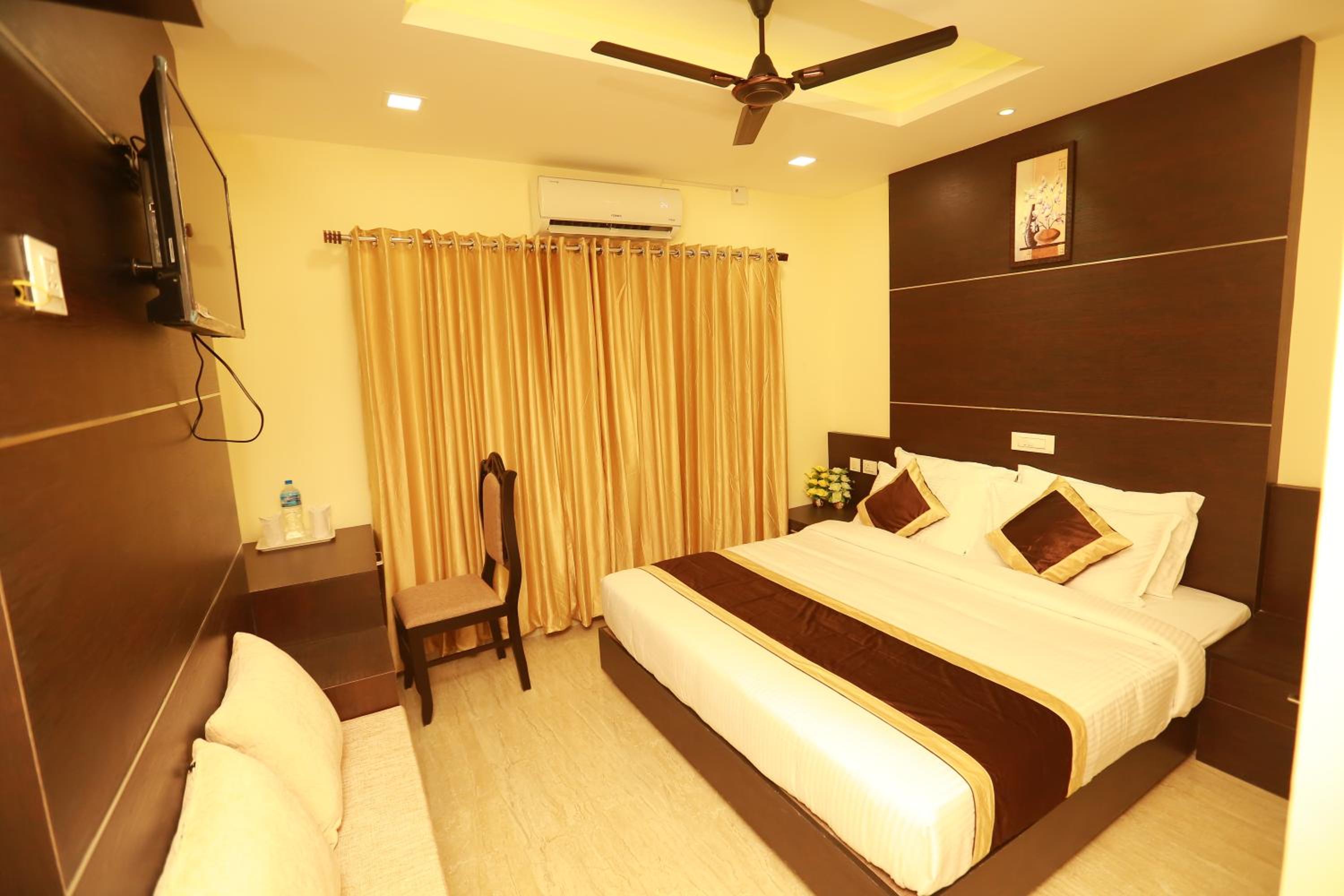 Deluxe Double Room (2 Adults + 1 Child) - Photo 2
