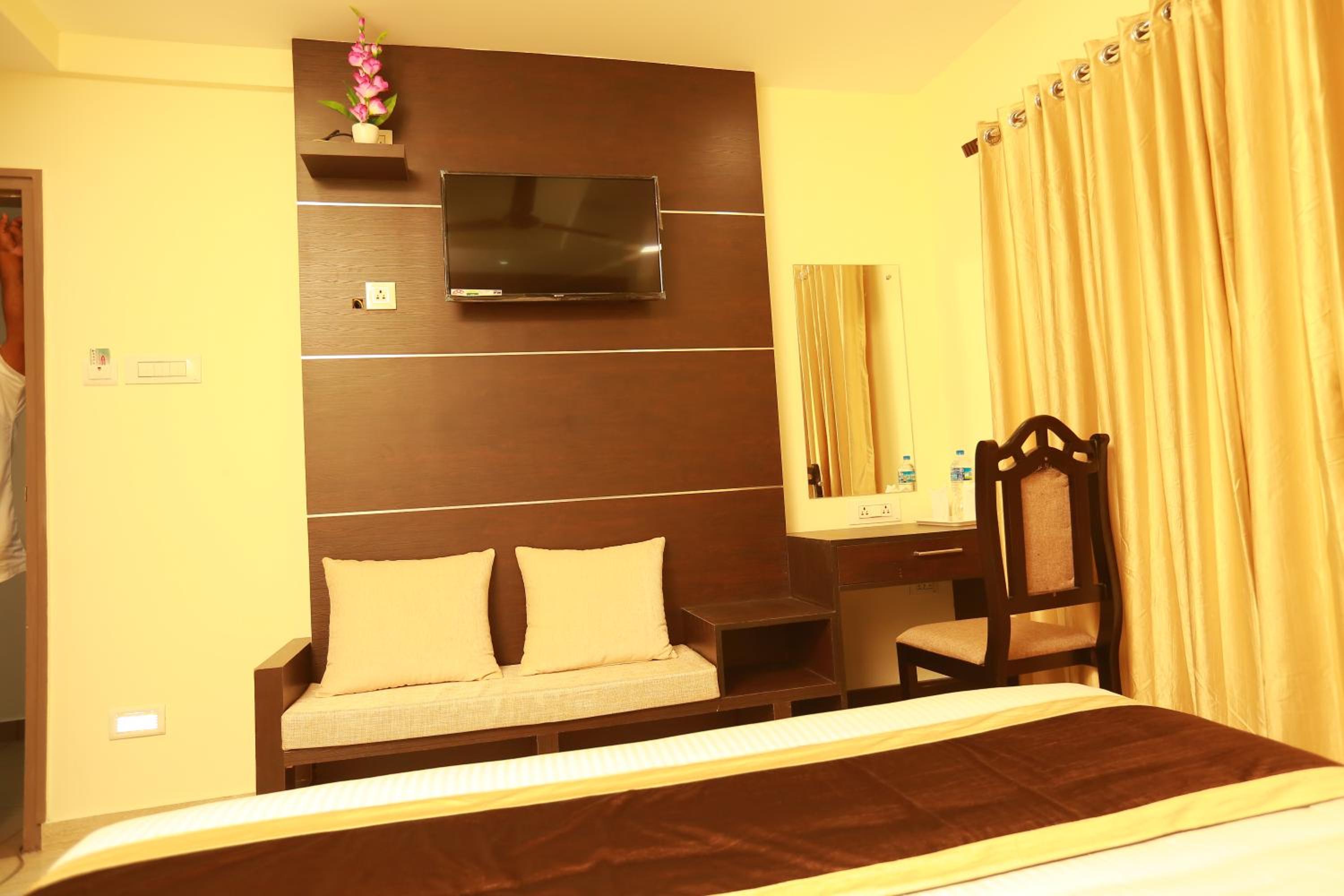 Deluxe Double Room (2 Adults + 1 Child) - Photo 1