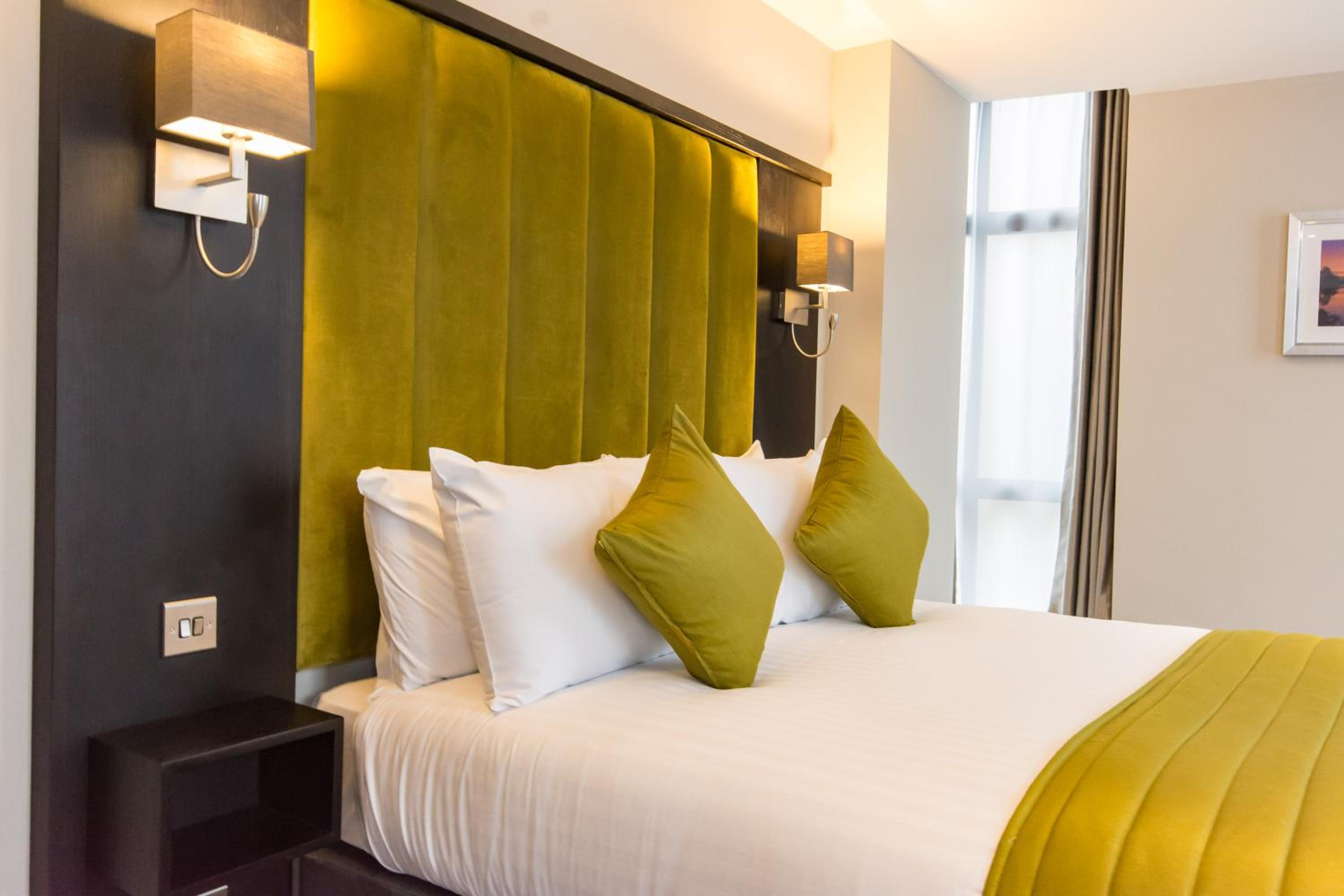 Deluxe Double Room with Balcony - Photo 9
