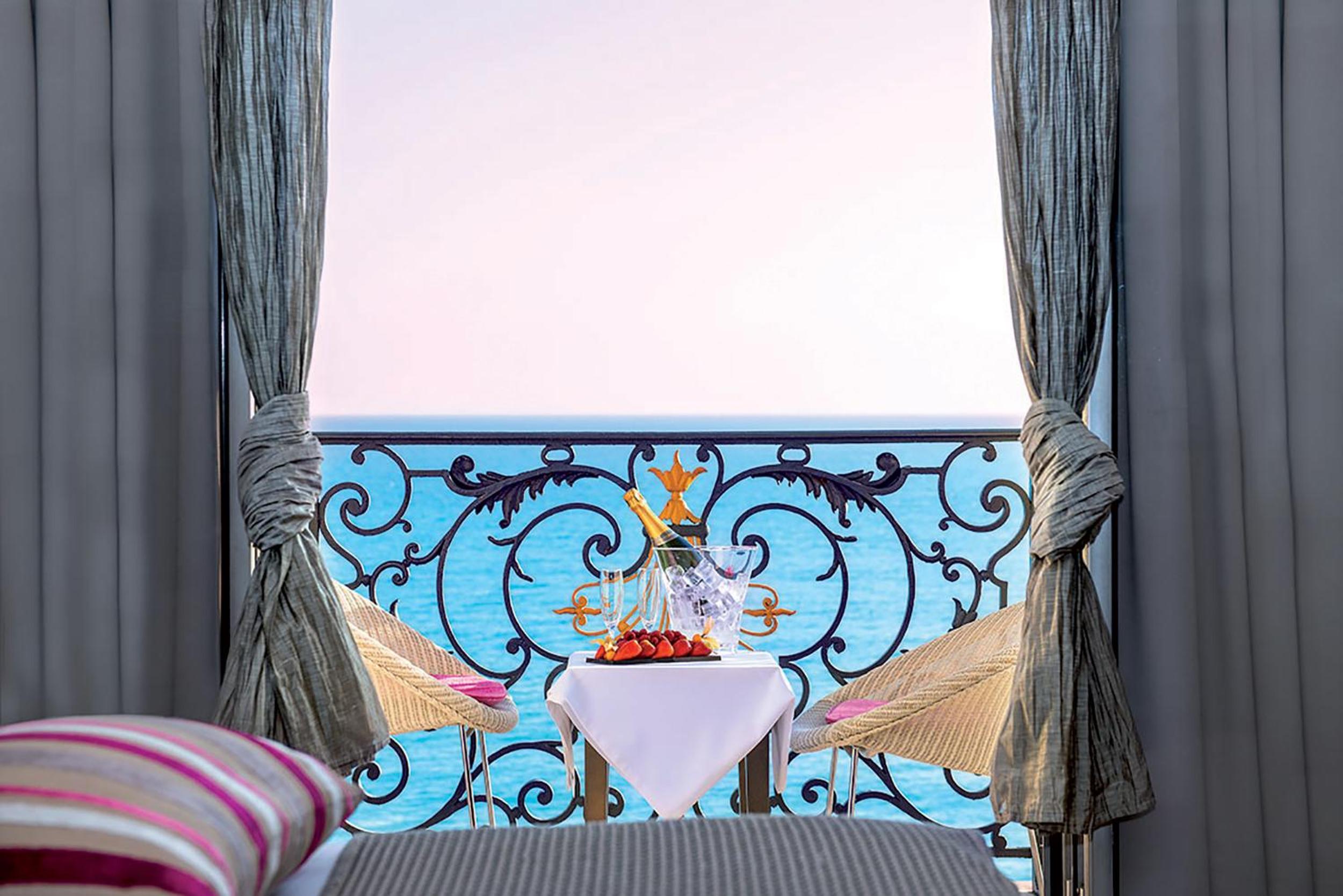 Deluxe Double or Twin Room with Sea View thumbnail 5