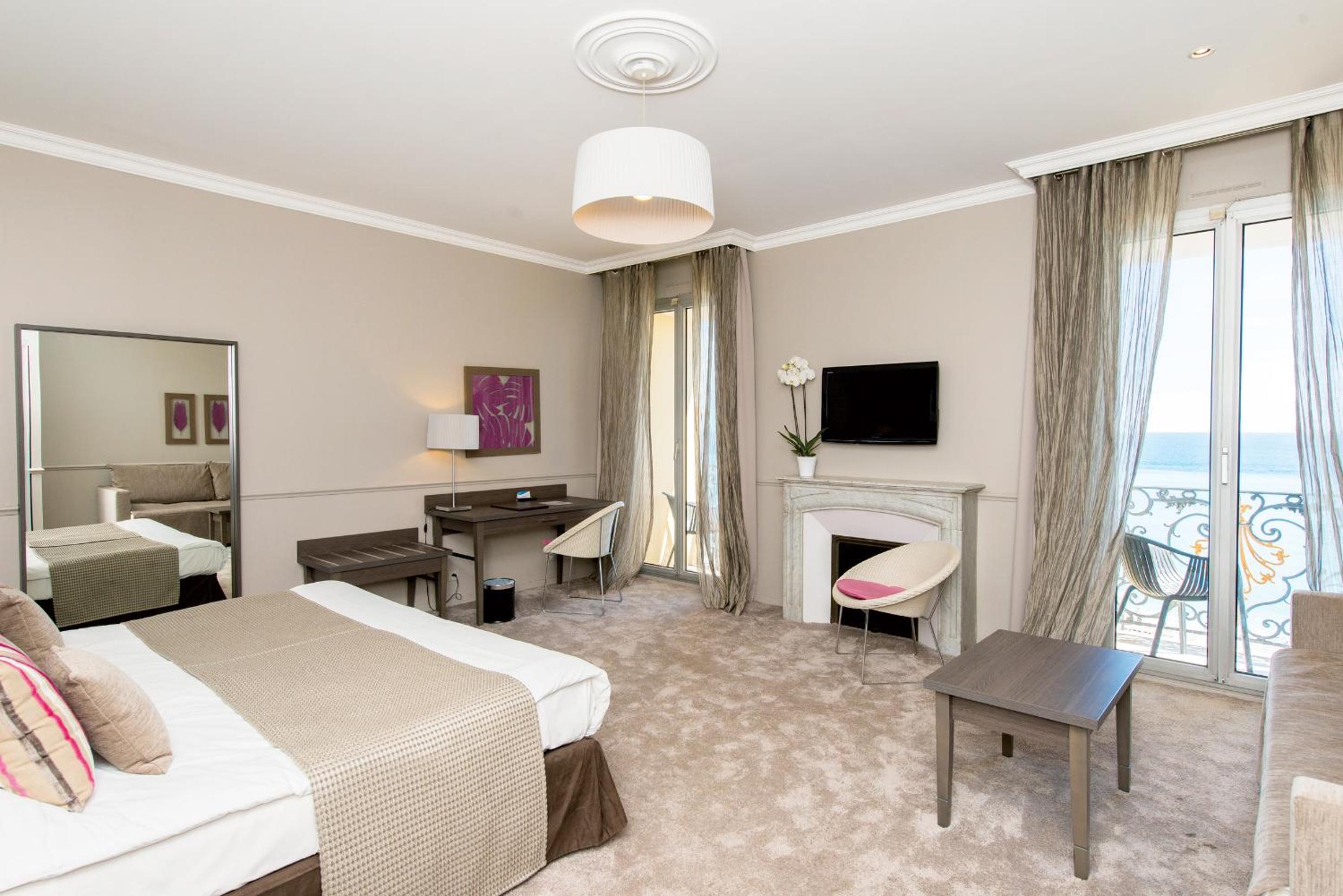 Deluxe Double or Twin Room with Sea View thumbnail 6