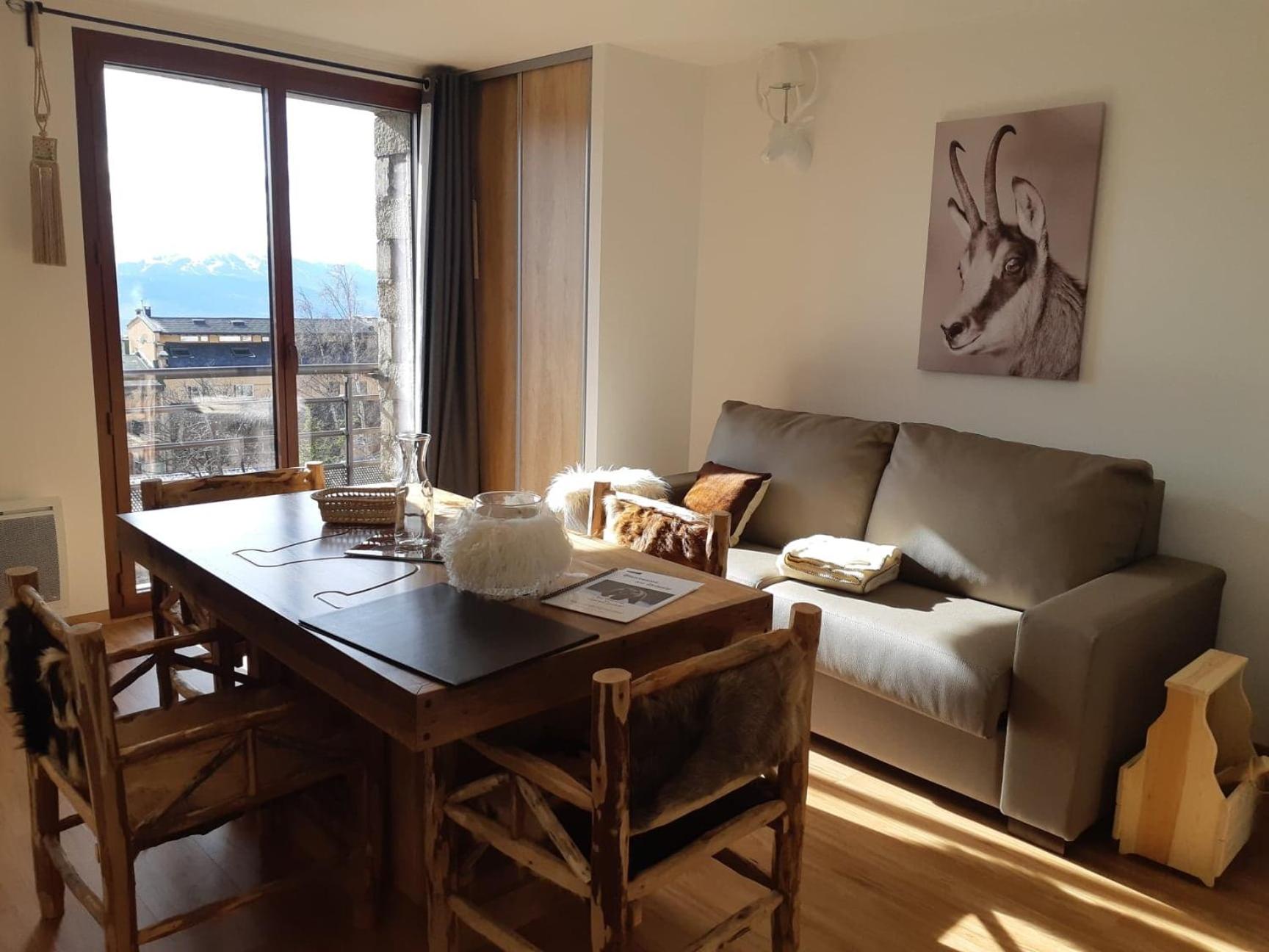 Apartment with Mountain View
