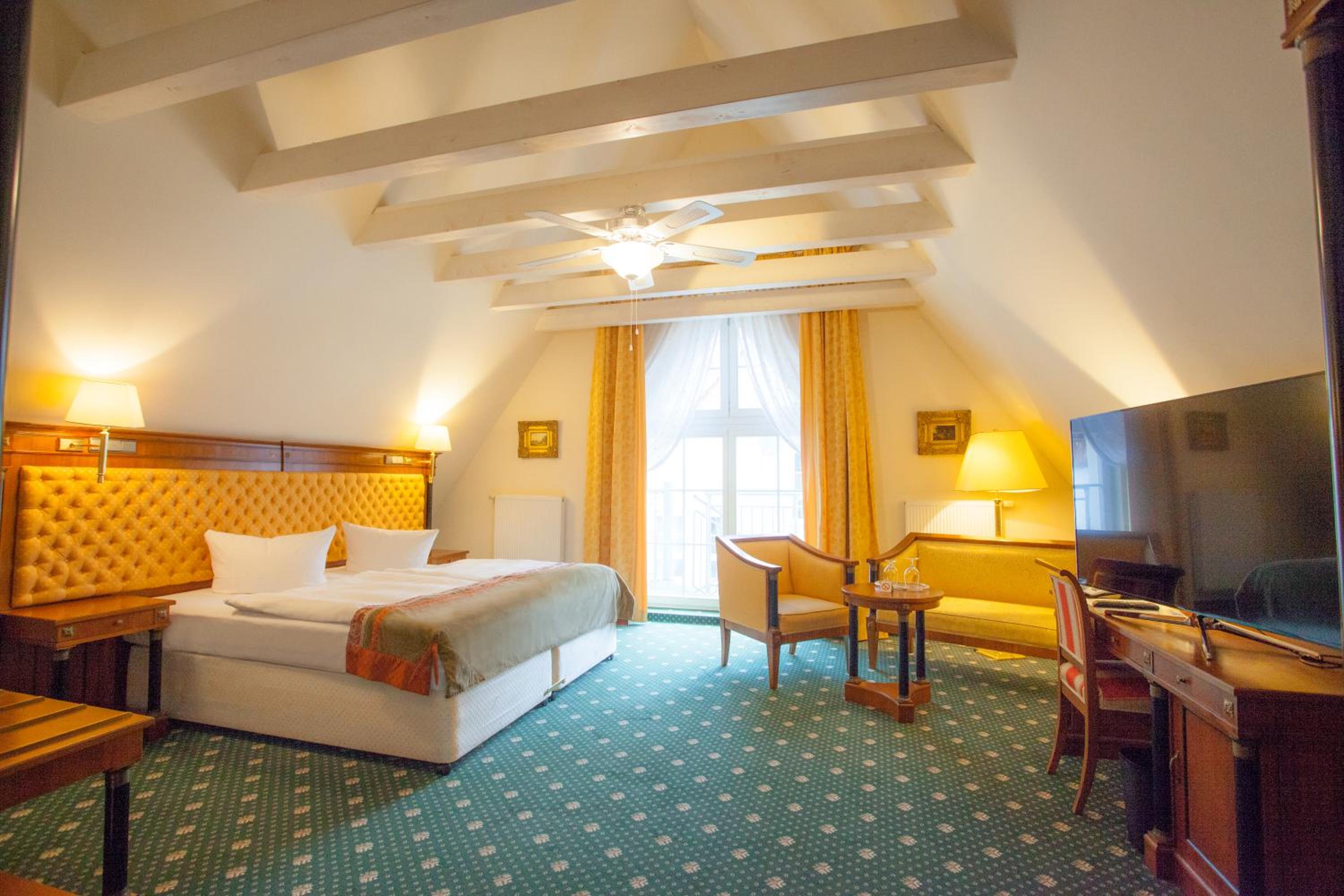 Suite - Photo 1