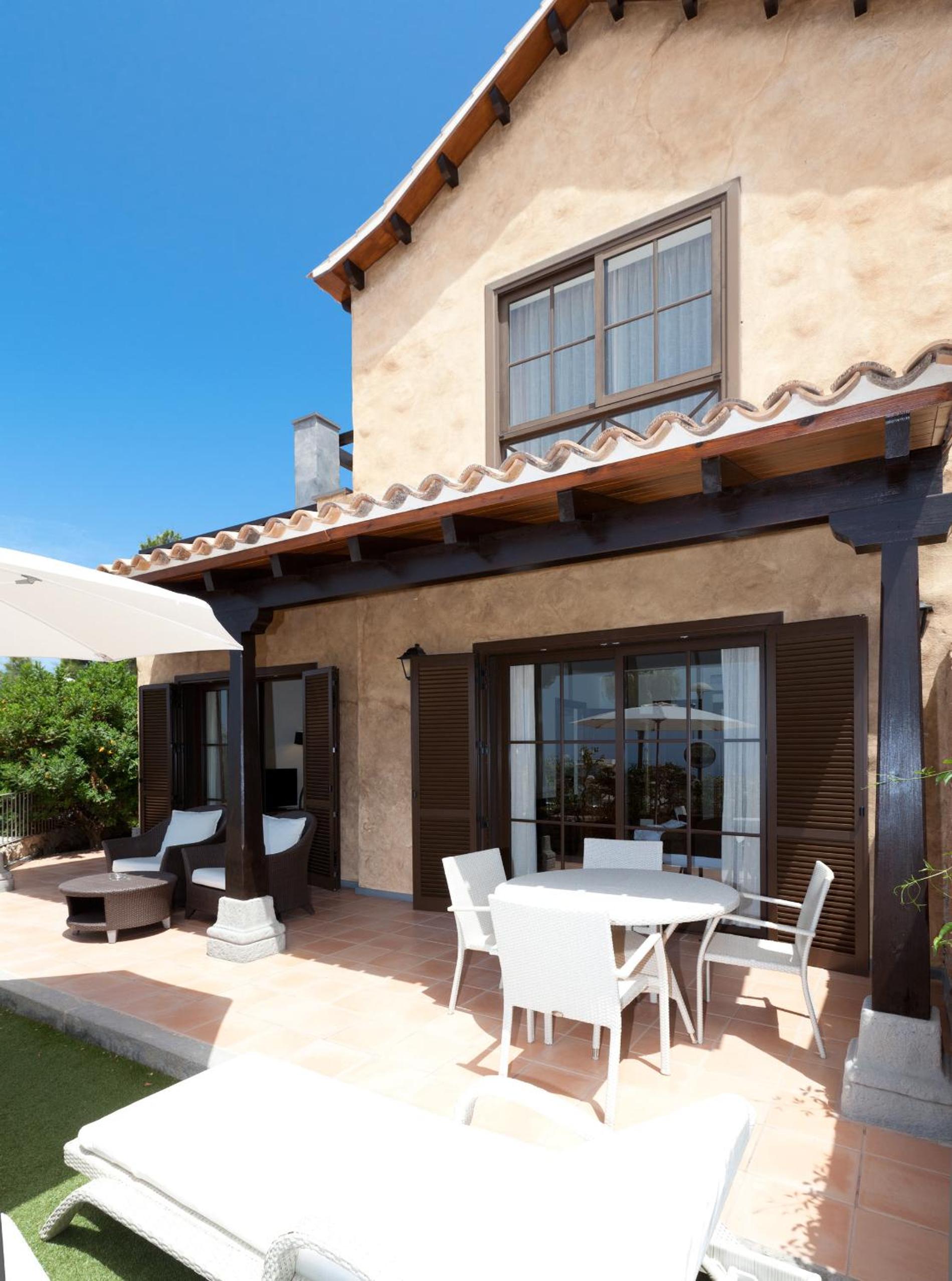 Two-Bedroom Villa with exterior Spa Bath (4 Adults)