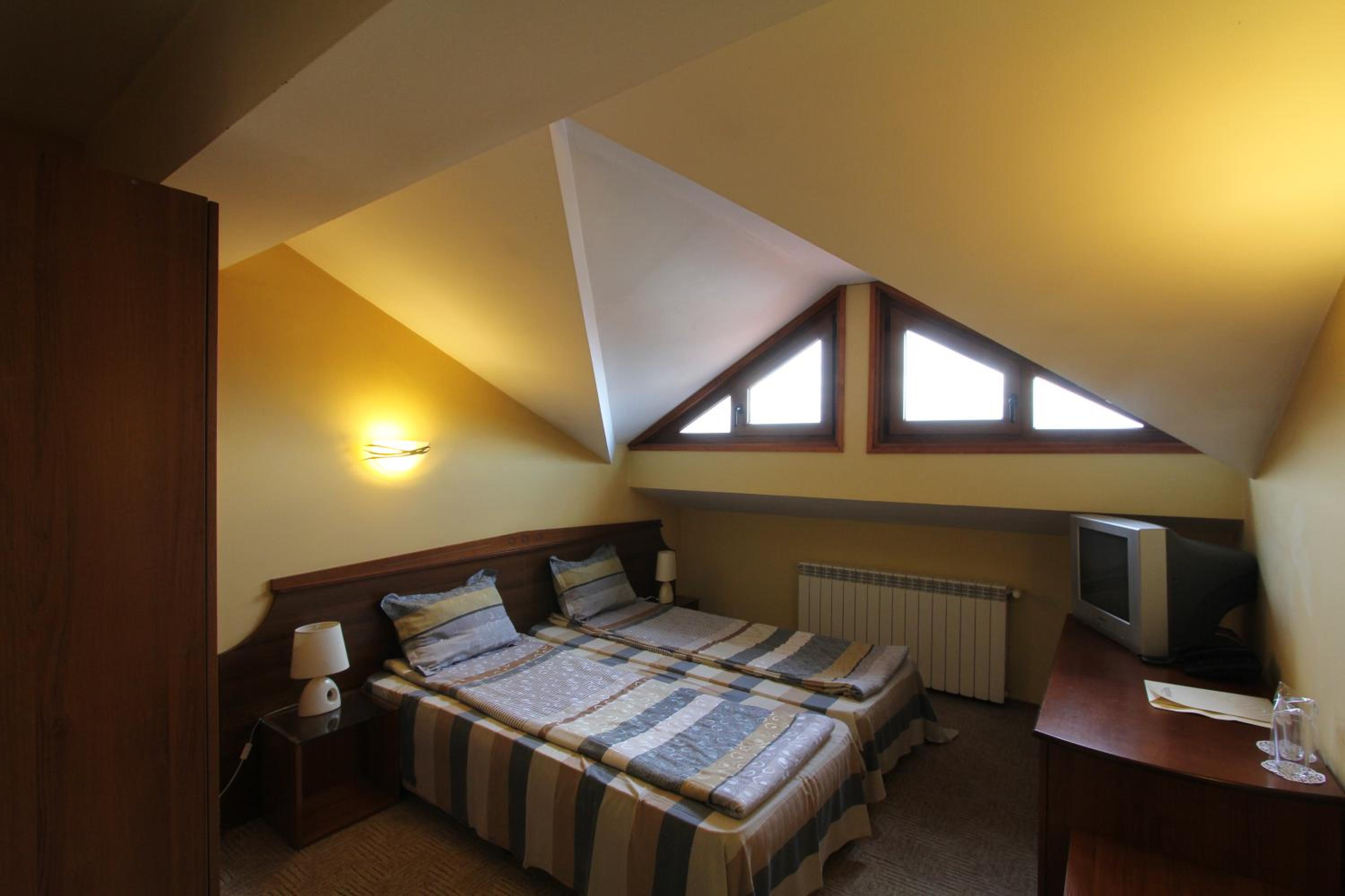 Family Room Attic (2 Adults + 1 Child) - Free SPA Access photo 1