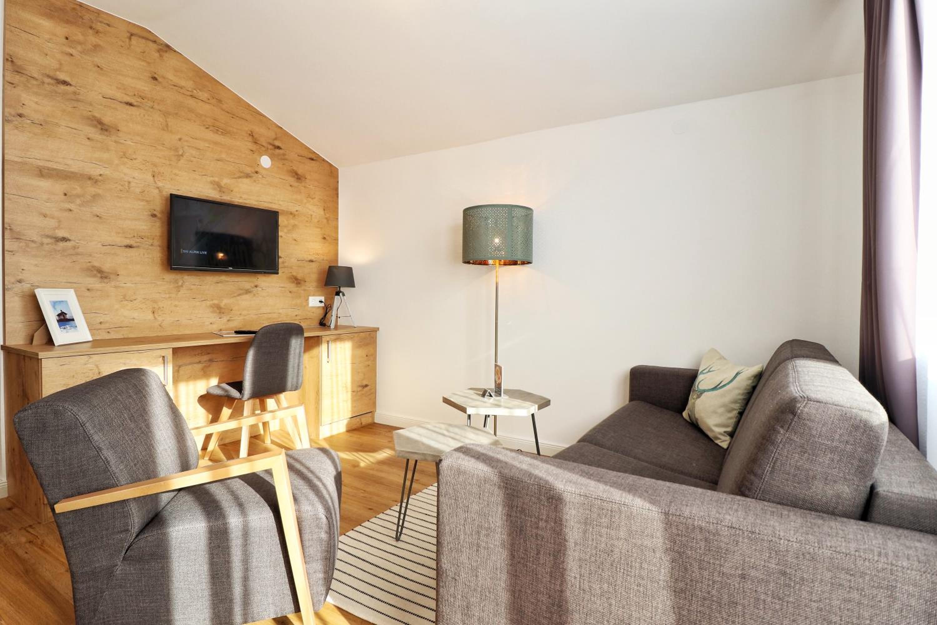 Junior Suite with Balcony - Photo 7