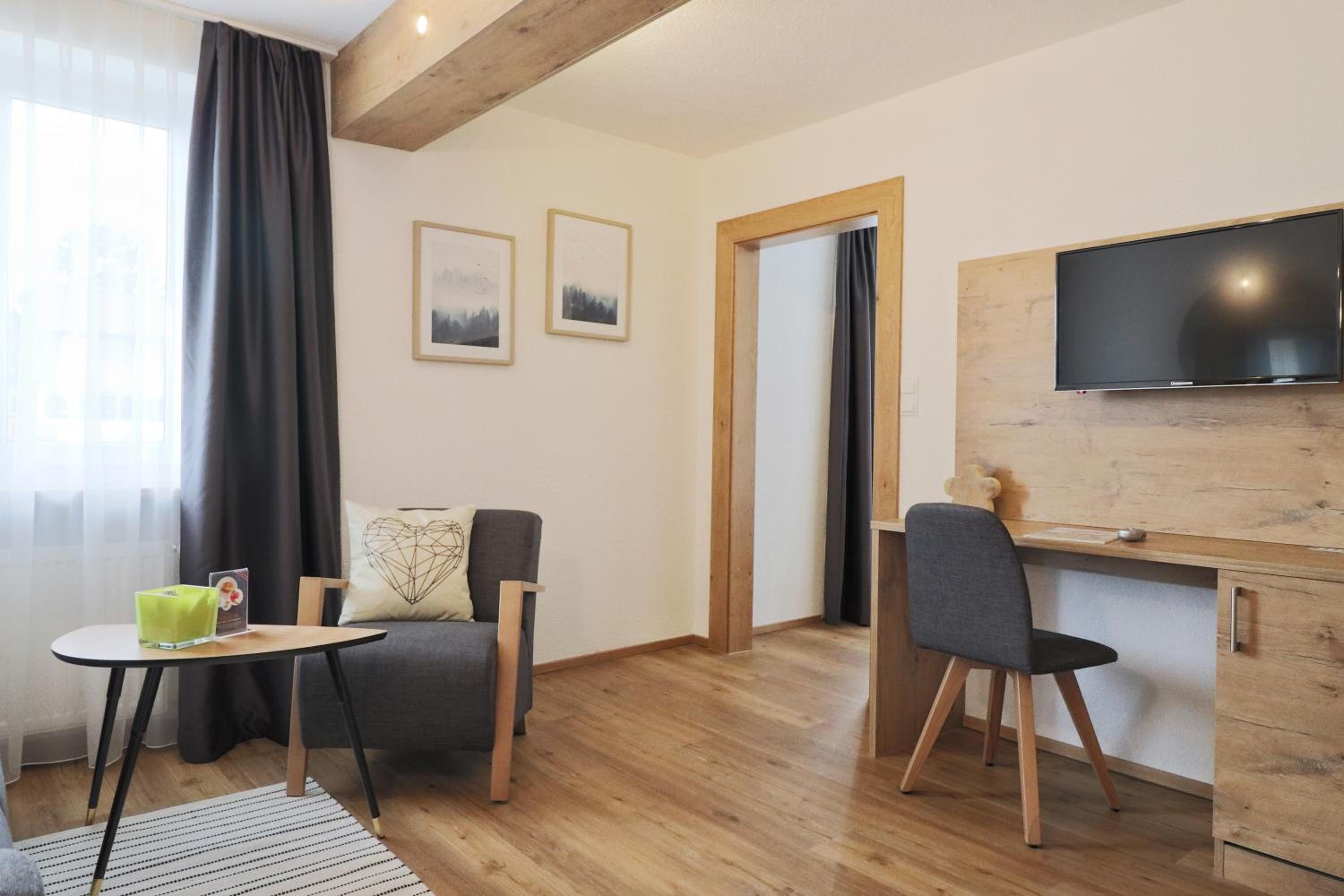 Junior Suite with Balcony - Photo 5