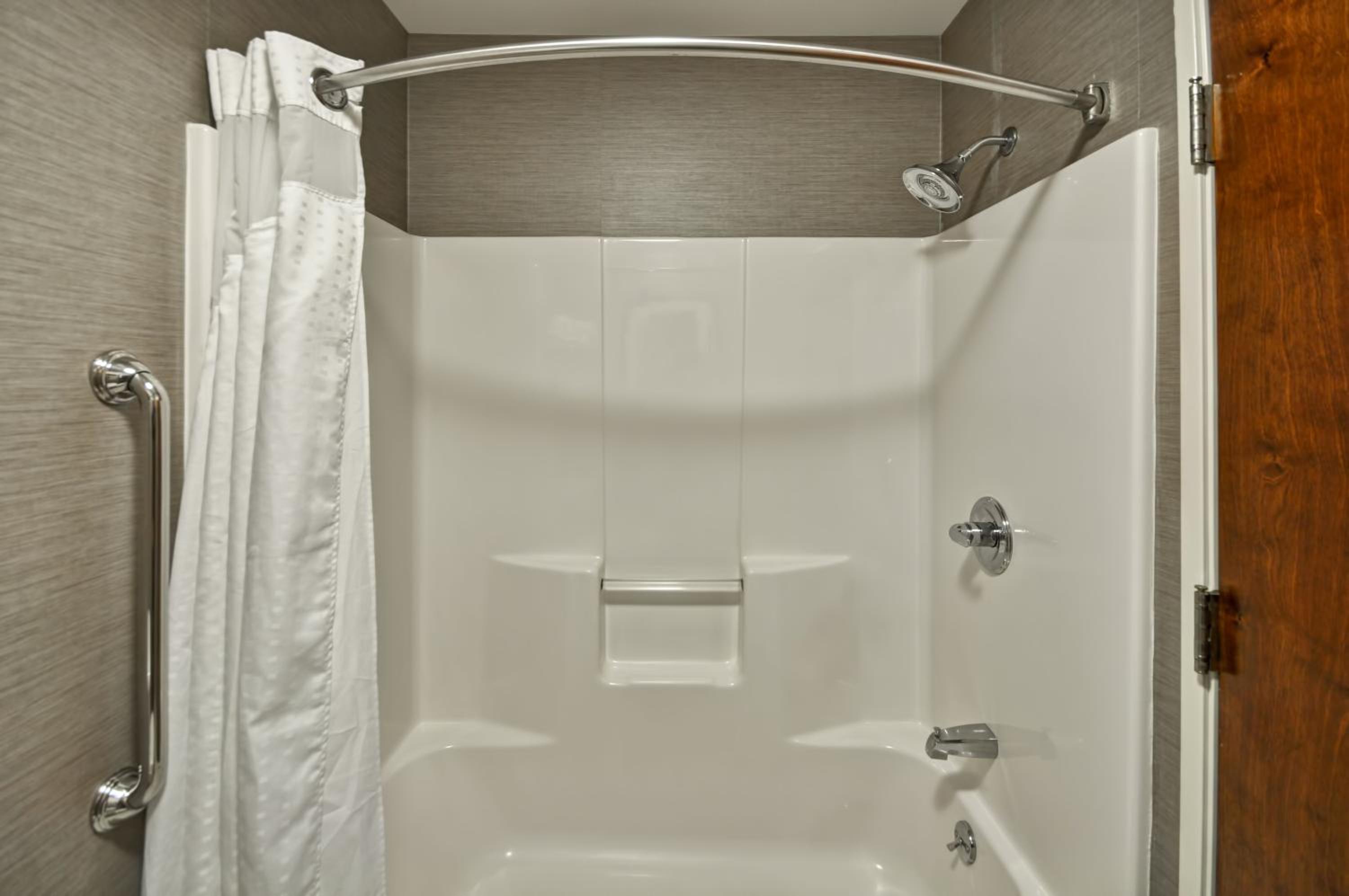 Standard Queen Room with Two Queen Beds and Mobility Accessible Tub - Photo 3