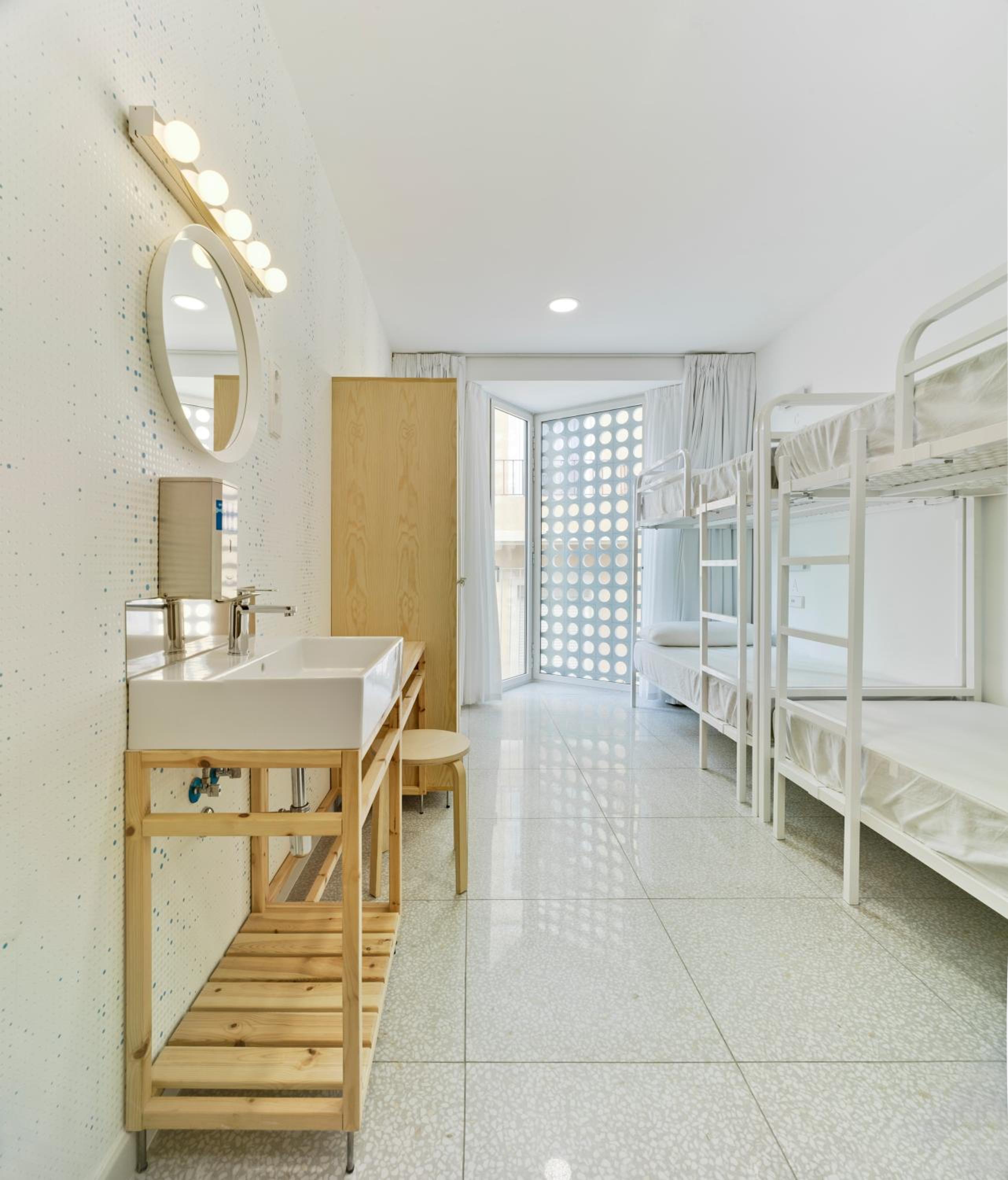 Quadruple Room with Private Bathroom photo 2