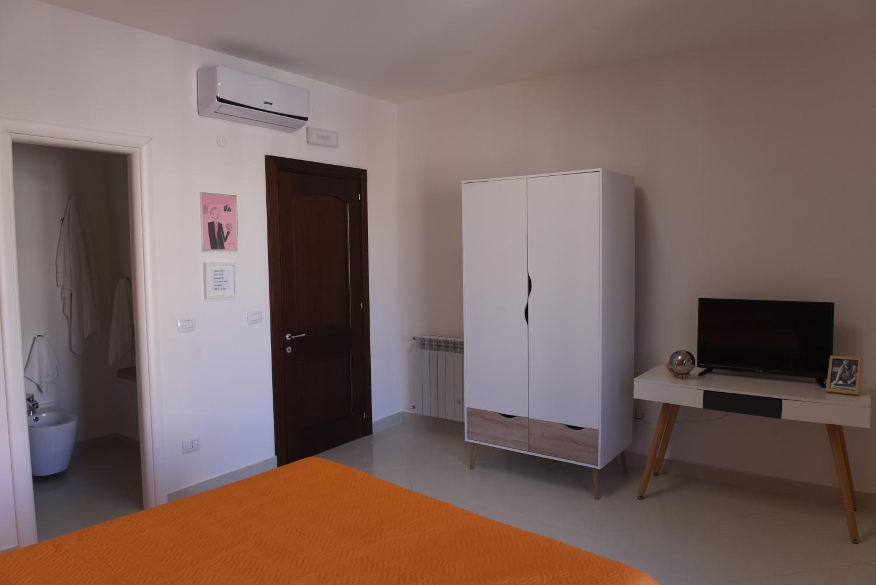 Large Double Room - Photo 2