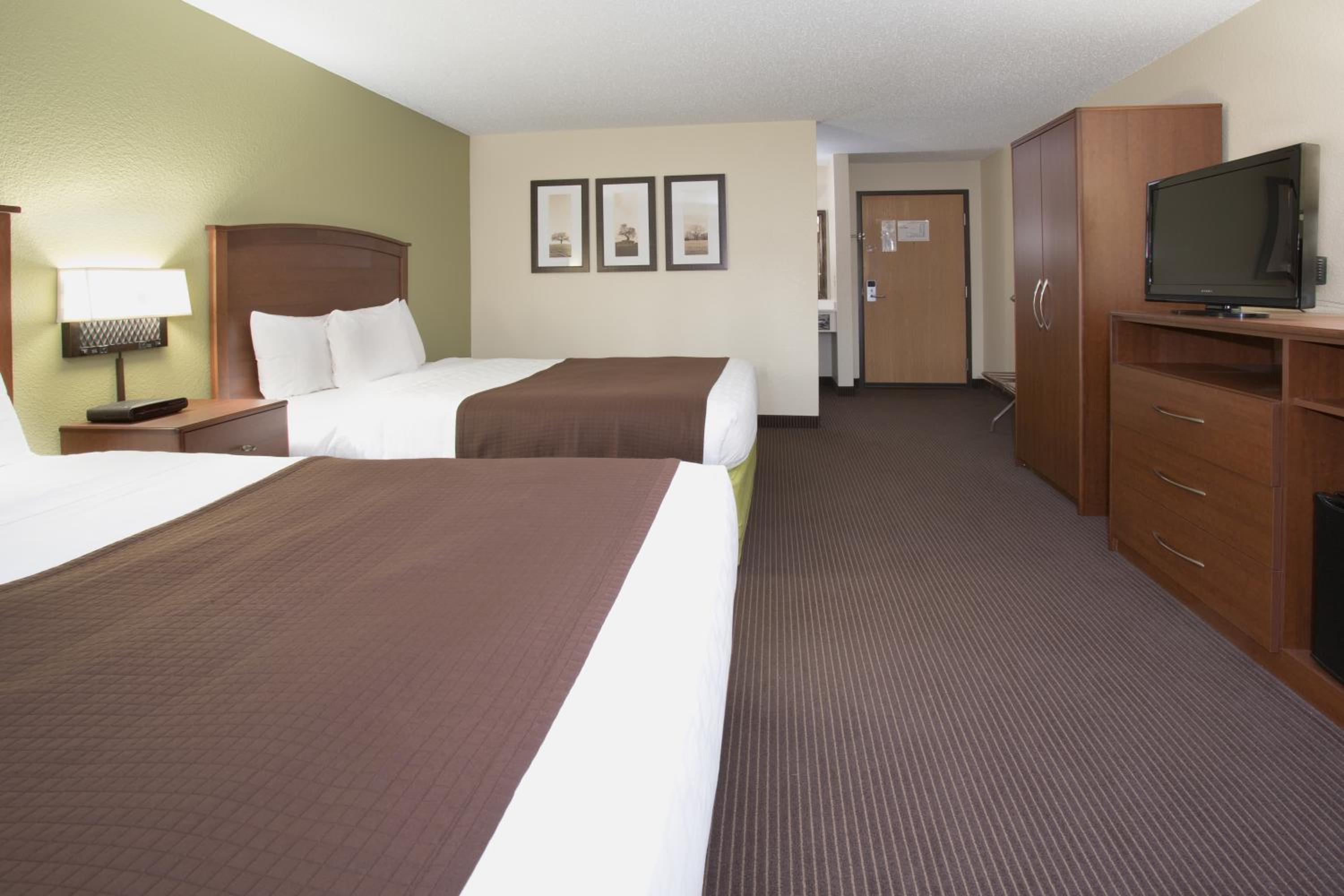 Queen Room with Two Queen Beds photo 2