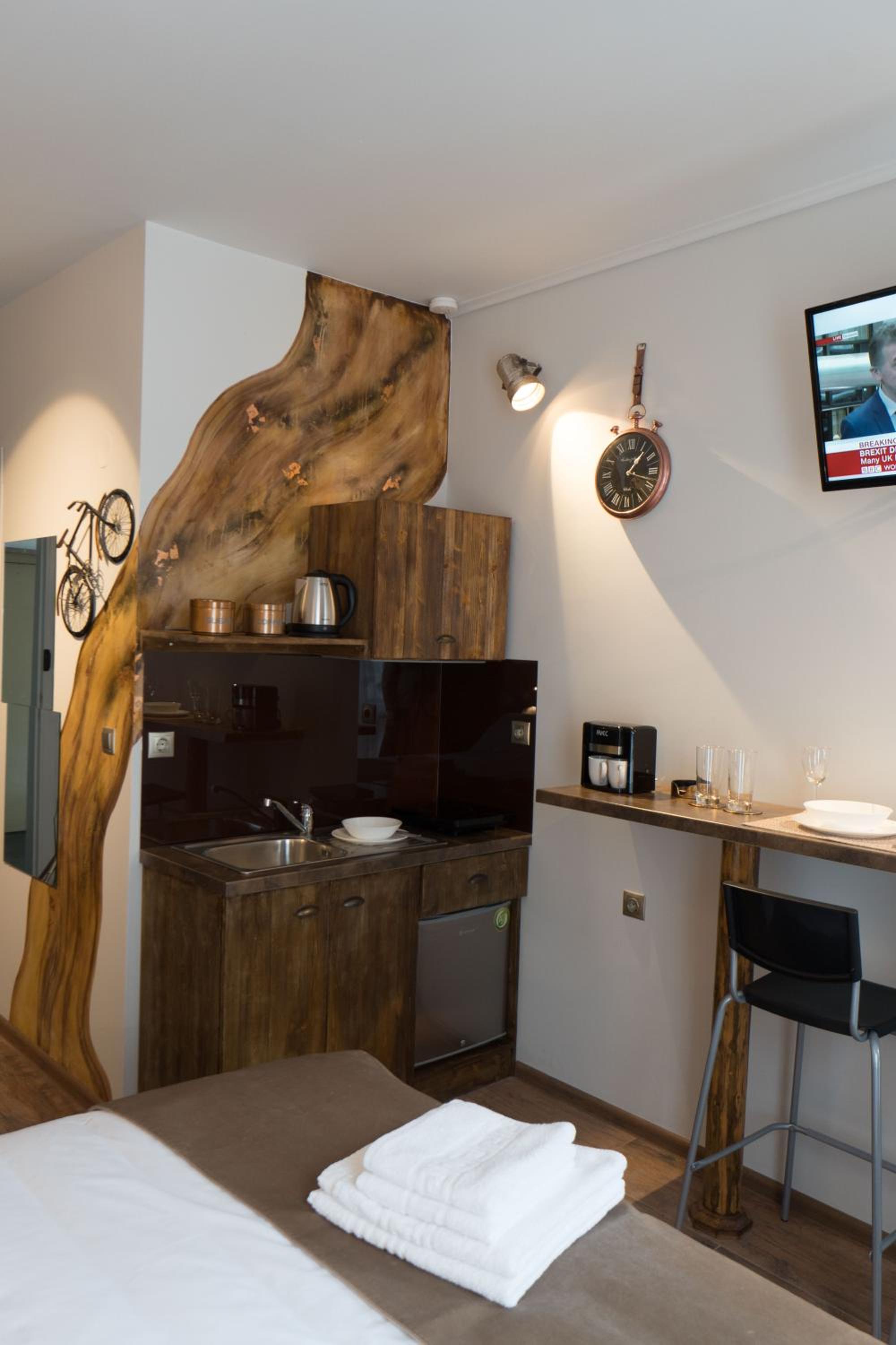 One-Bedroom Apartment - Photo 3