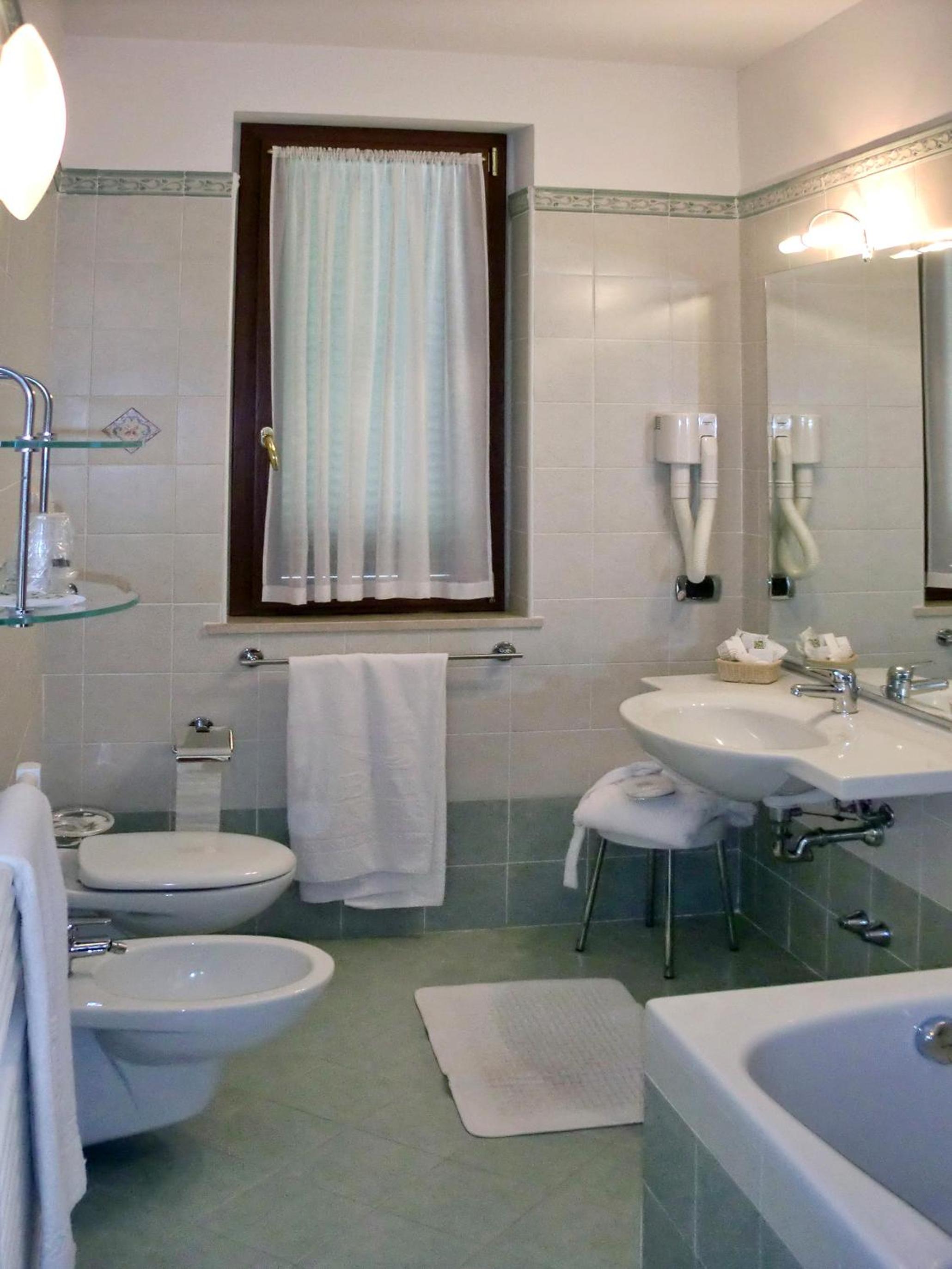 Double or Twin Room - Photo 8