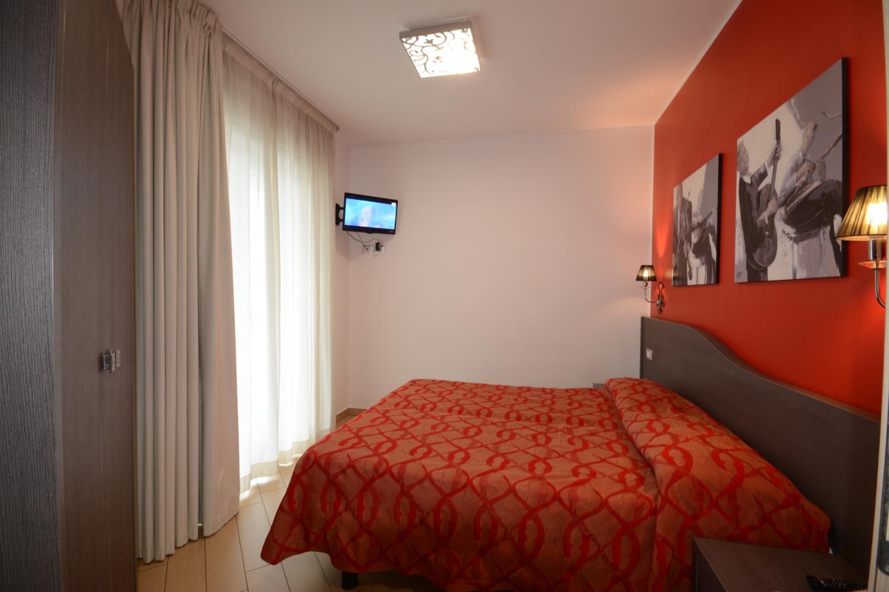 One-Bedroom Apartment (6 Adults) photo 3