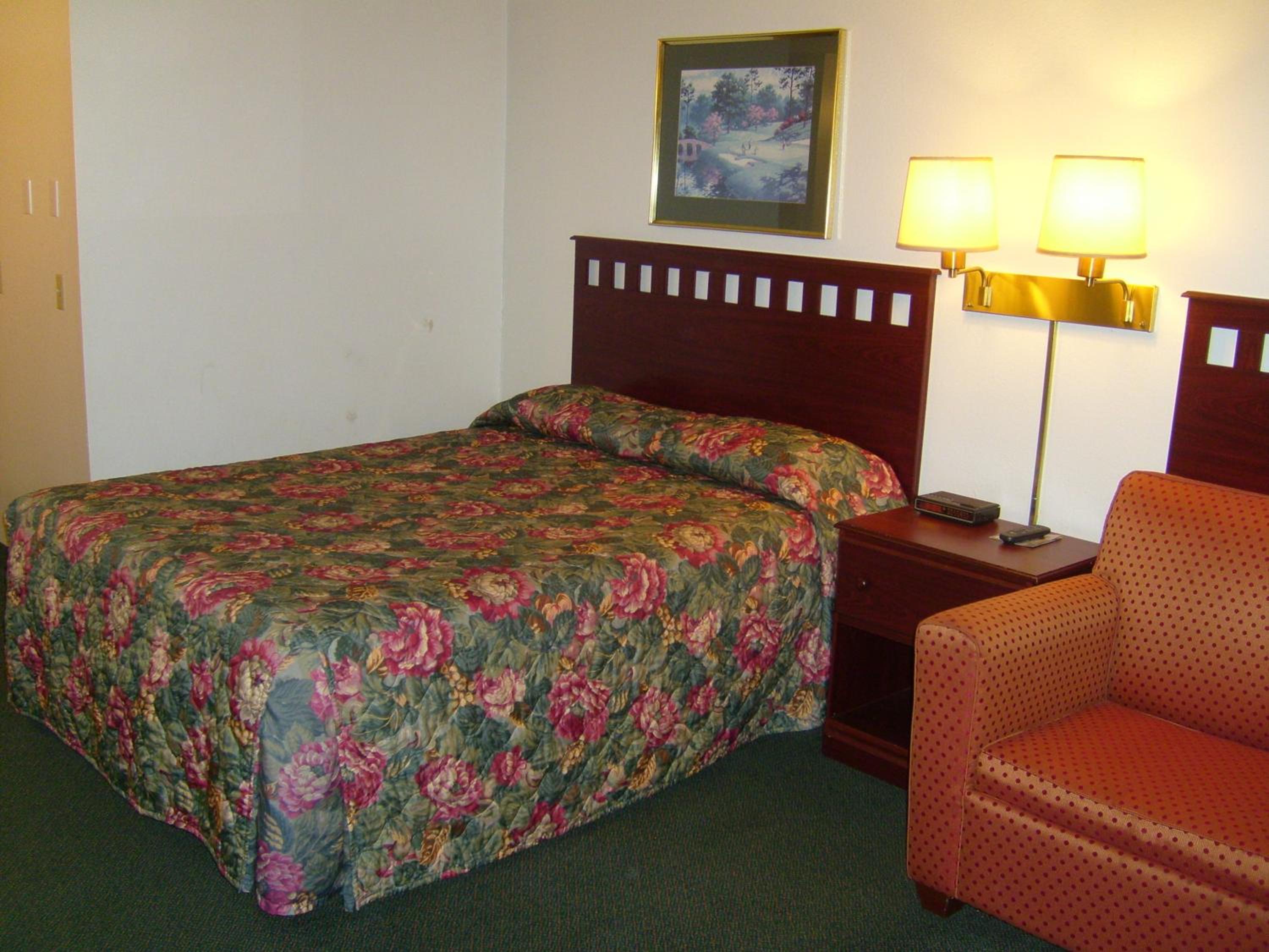 Queen Room - Non-Smoking photo 1