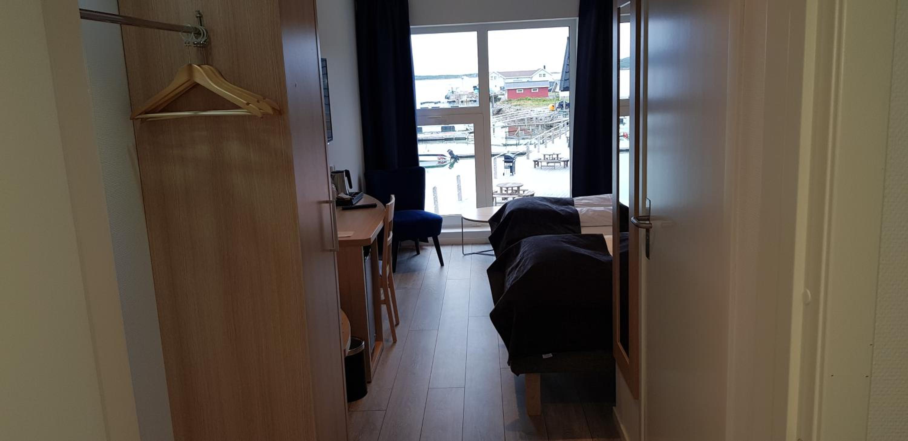 Double or Twin Room with a bay or restricted view - Photo 4