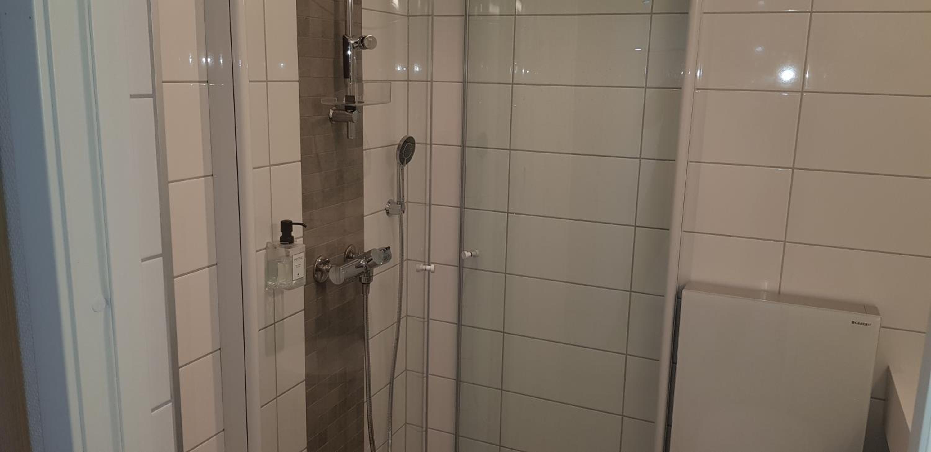 Double or Twin Room with a bay or restricted view - Photo 6