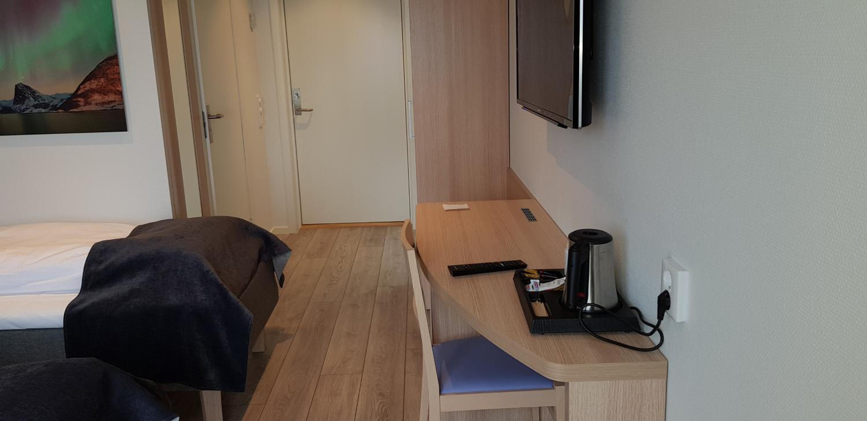 Double or Twin Room with a bay or restricted view - Photo 7