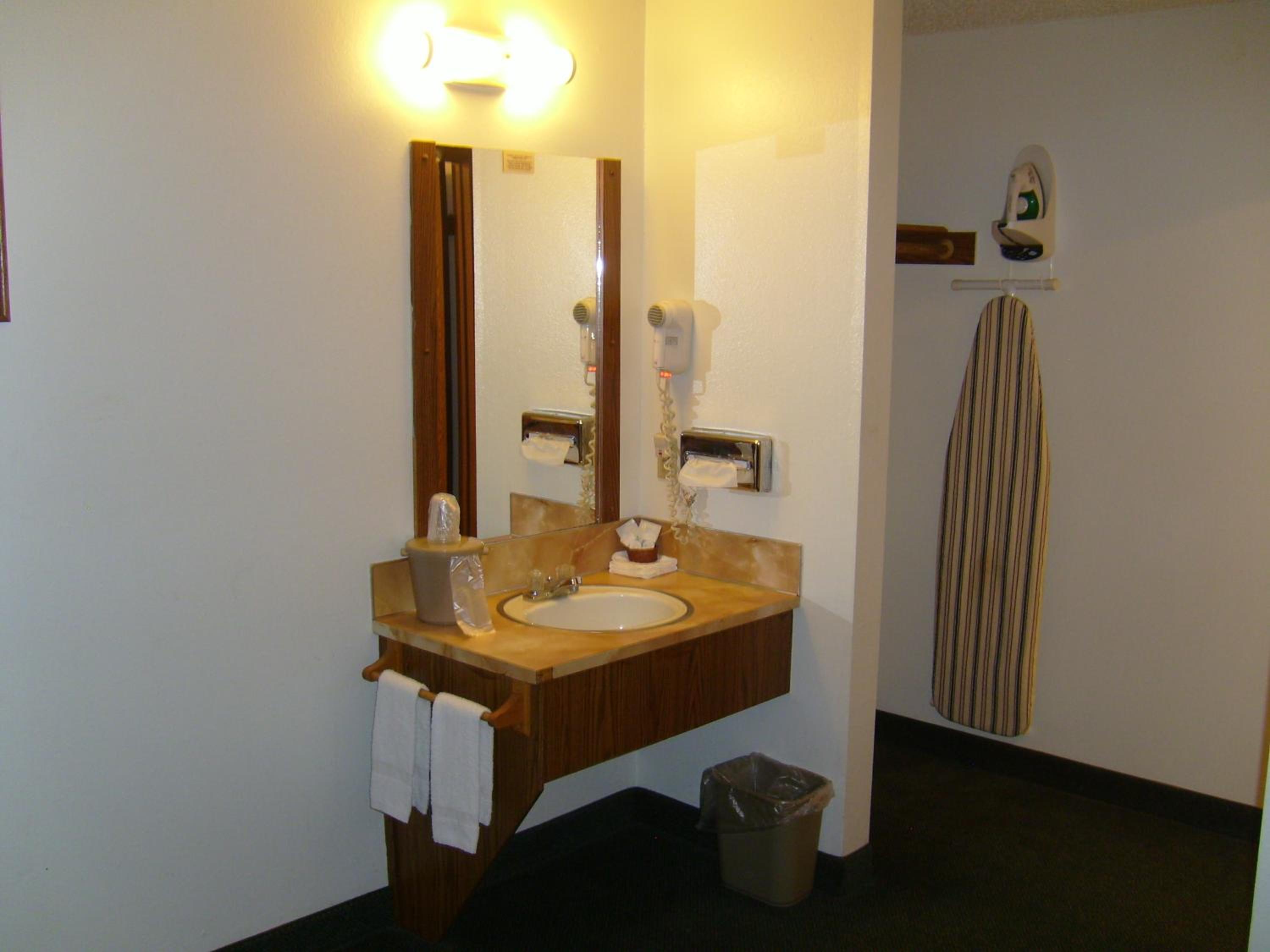 Queen Room - Non-Smoking photo 3