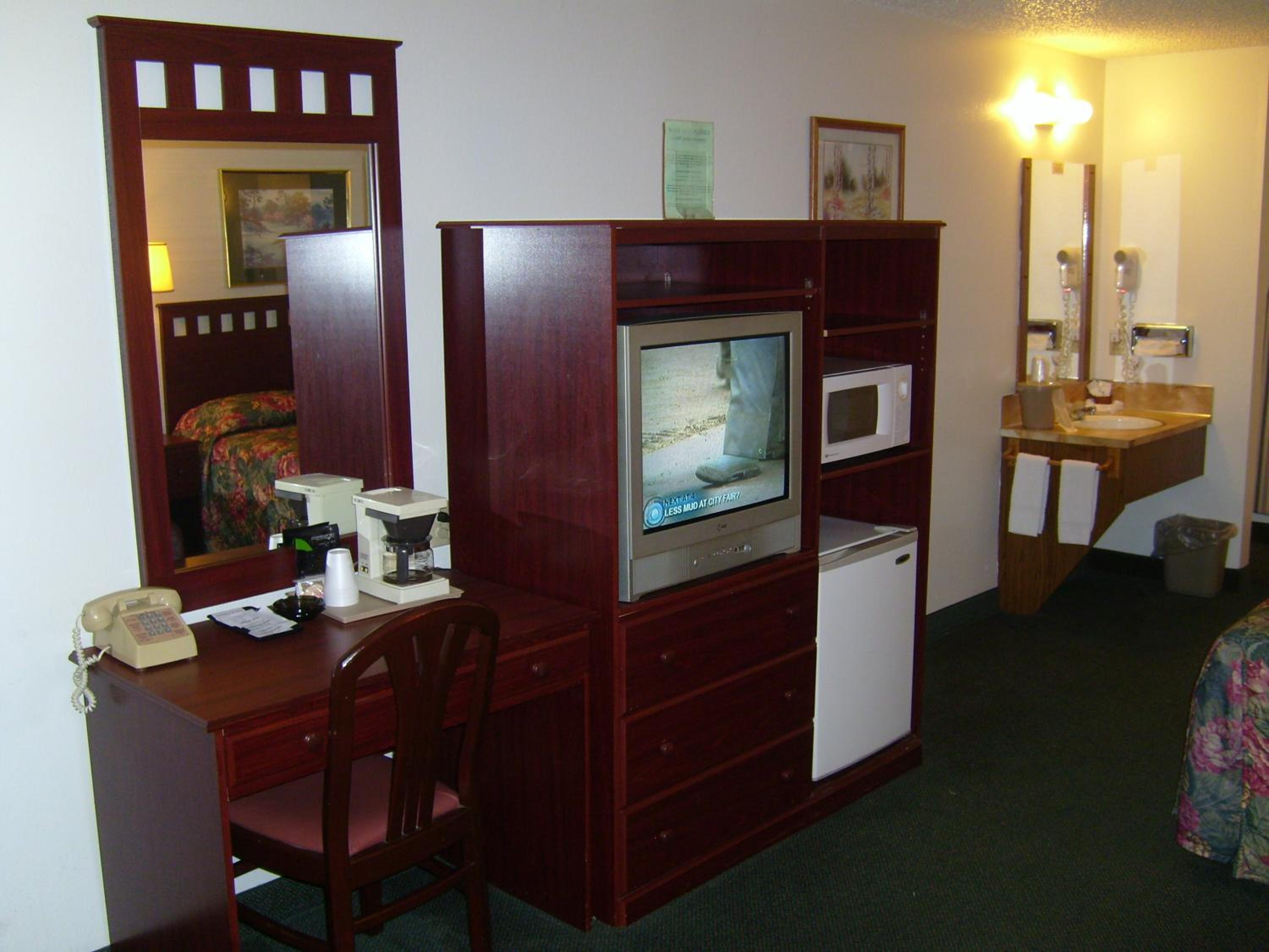 Queen Room - Non-Smoking photo 2