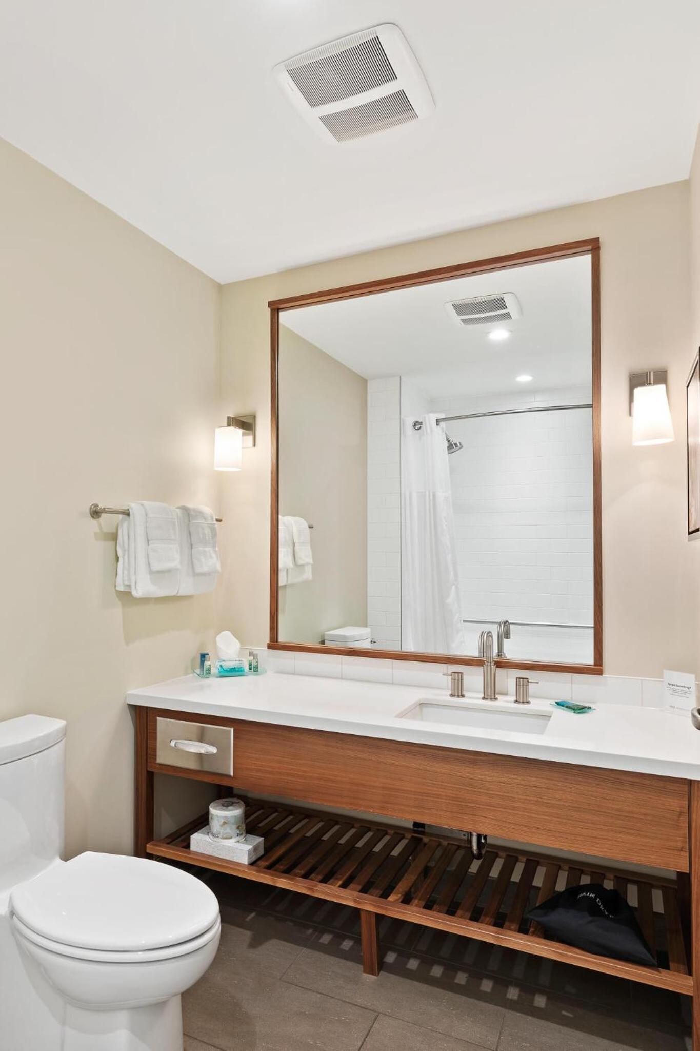 Queen Room with Two Queen Beds - Disability Access photo 2